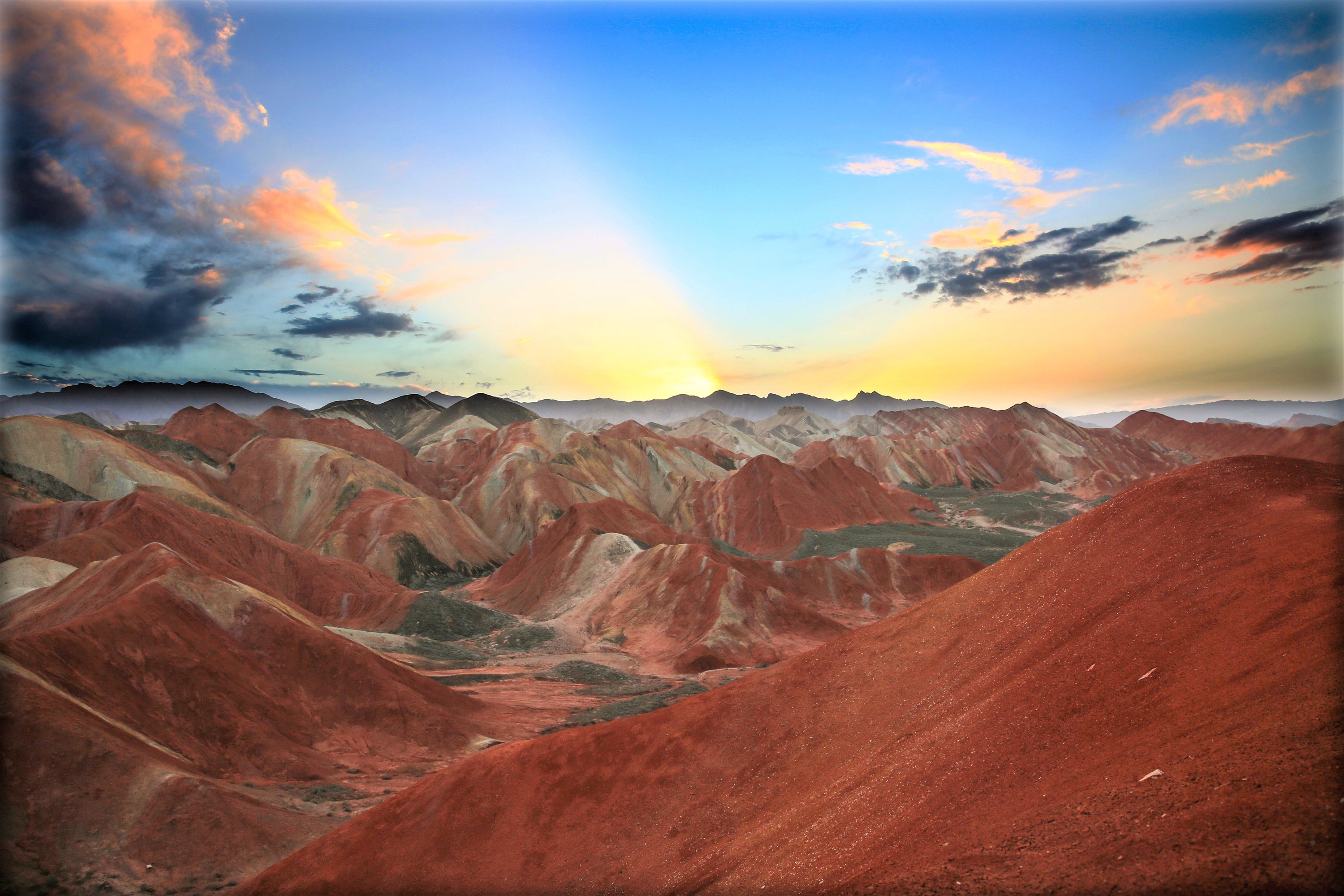 One-day chartered tour from Lanzhou to Yellow River Stone Forest National Geological Park + Shuimo Danxia Tourist Area