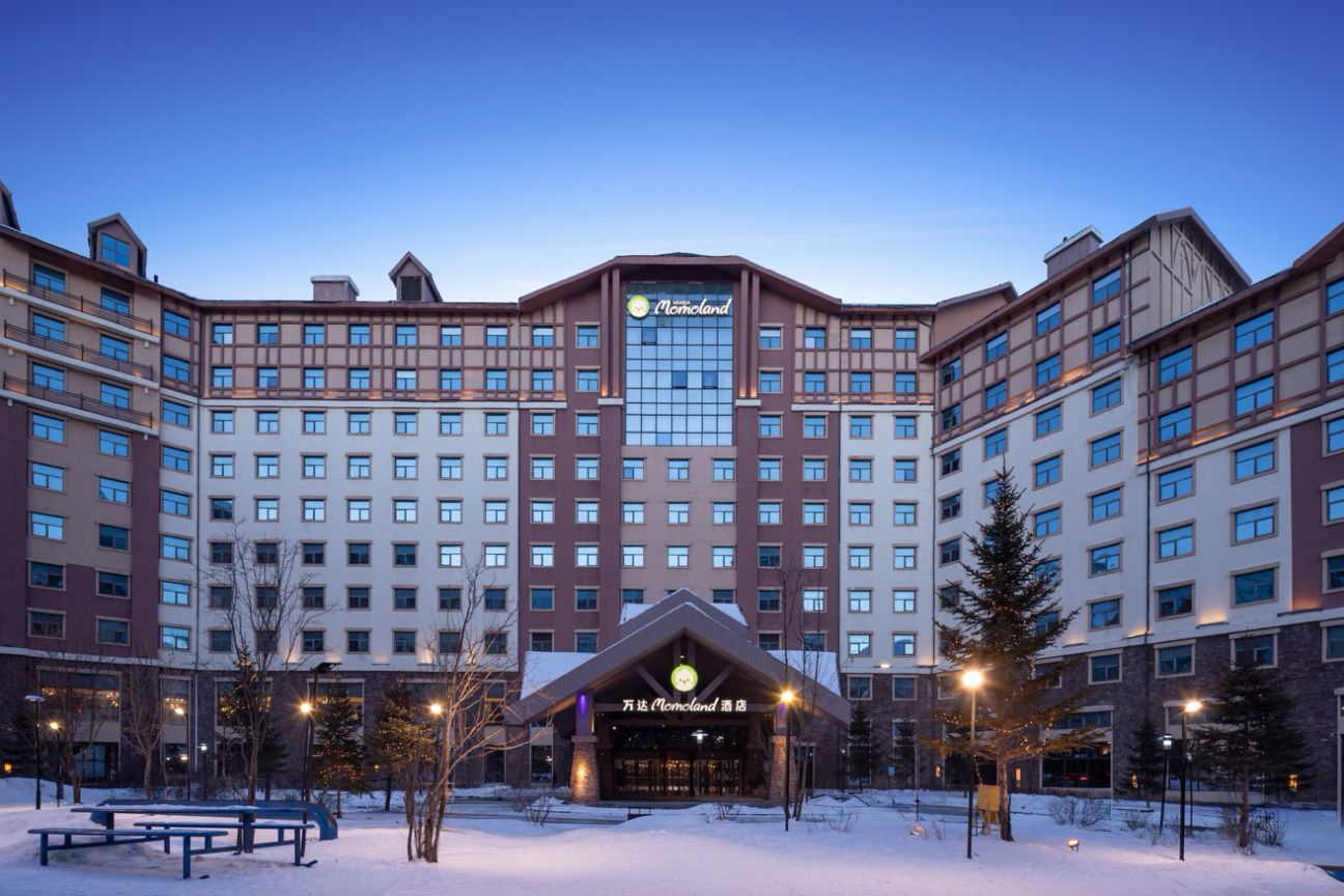 Wanda Momoland Hotel Changbaishan Package (Including Breakfast + Skiing + Hot Springs + Airport Transfer)