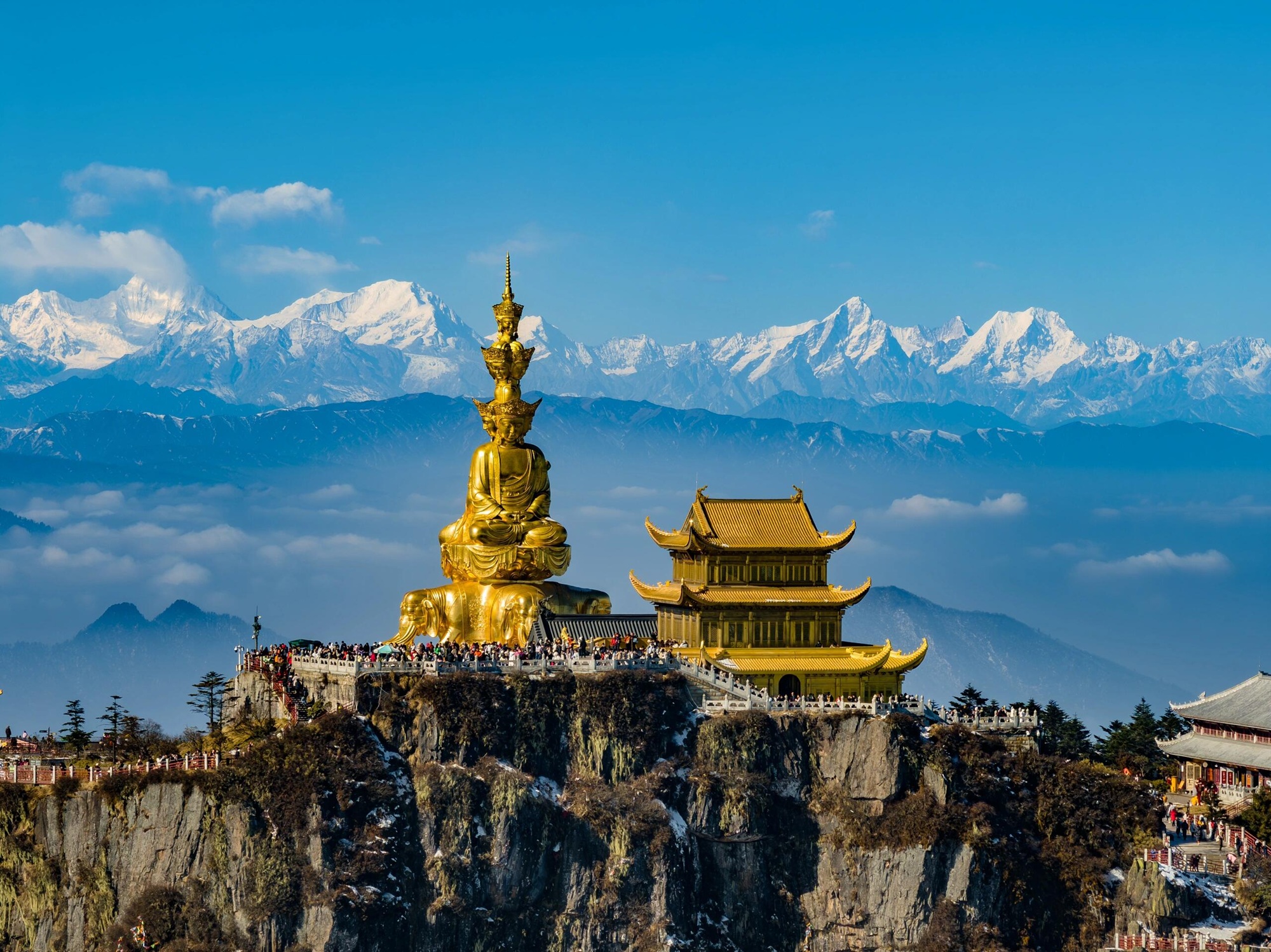 4-day hiking tour in Mount Emei, Sichuan (2-8 people group + Leshan Giant Buddha + First Mountain Pavilion + Leiyin Temple + Chunyang Temple + Golden Summit + burning incense and praying + immersive hiking + farmer's tofu rice + mountain home stay + round