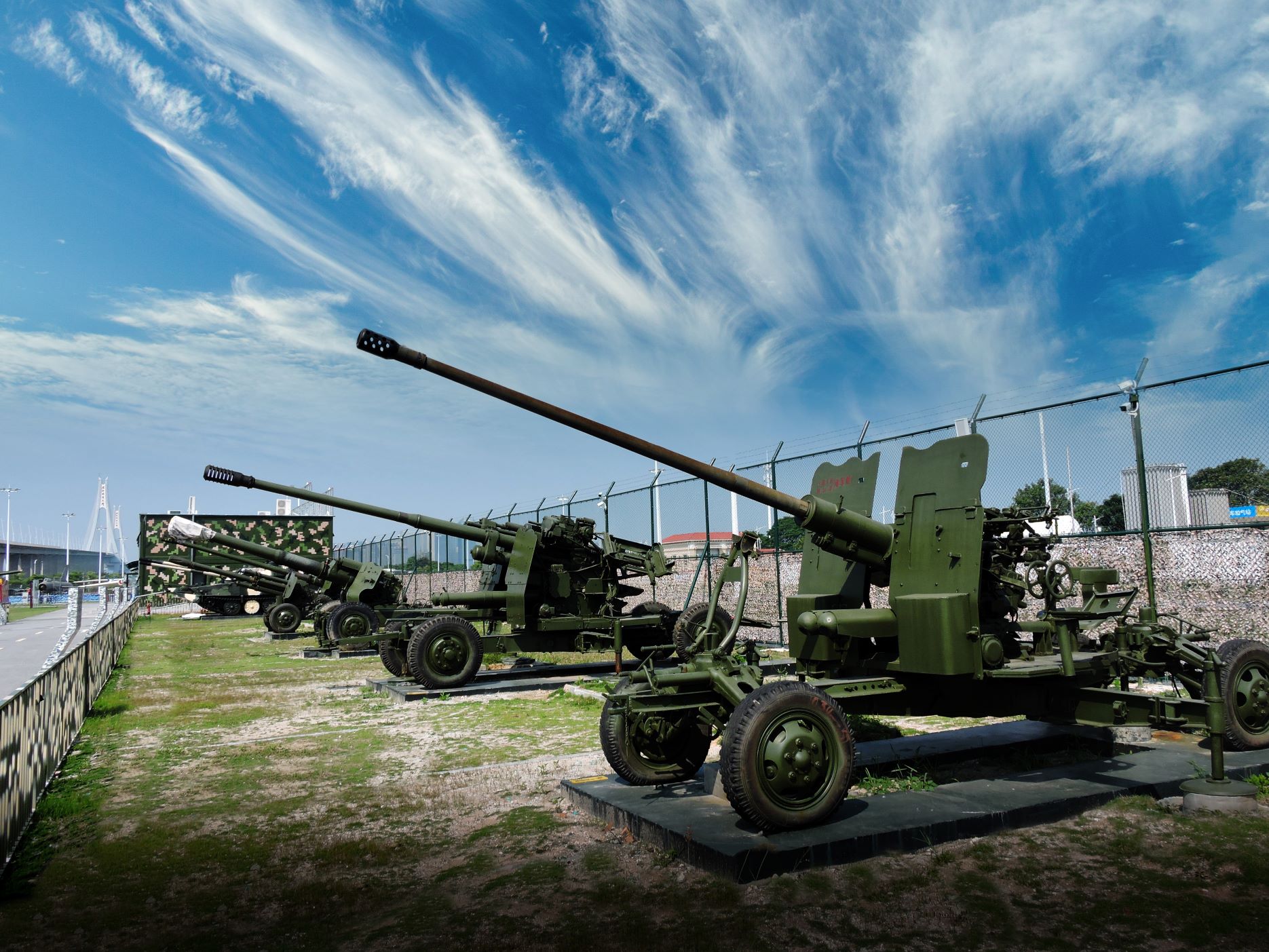 展區通過剖面模型、圖文解說與實景陳列,清晰呈現國防裝備的發展歷程,從抗戰時期的高射炮到現代主戰坦克,每一件裝備都在訴說著強軍故事 展區通過剖面模型、圖文解說與實景陳列,清晰呈現國防裝備的發展歷程,從抗戰時期的高射炮到現代主戰坦克,每一件裝備都在訴說著強軍故事