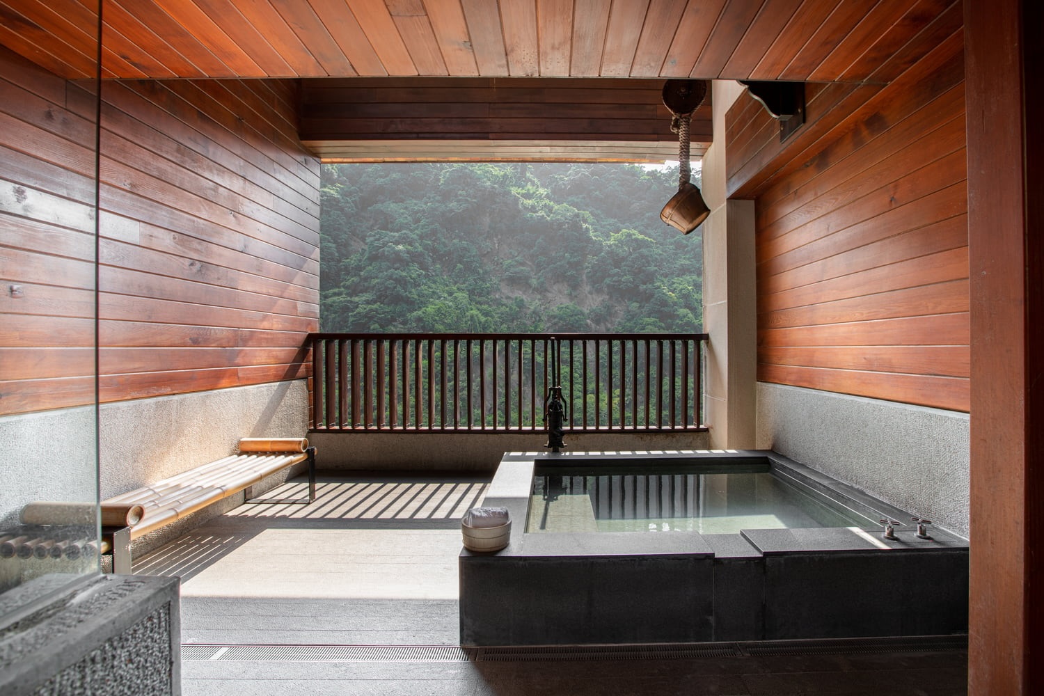 行程含價值 NTD$2000 的四星級雙人湯屋,可欣賞靜謐山景,享受天然溫泉。讓溫暖泉水徹底療癒身心、洗去疲憊。 行程含價值 NTD$2000 的四星級雙人湯屋,可欣賞靜謐山景,享受天然溫泉。讓溫暖泉水徹底療癒身心、洗去疲憊。