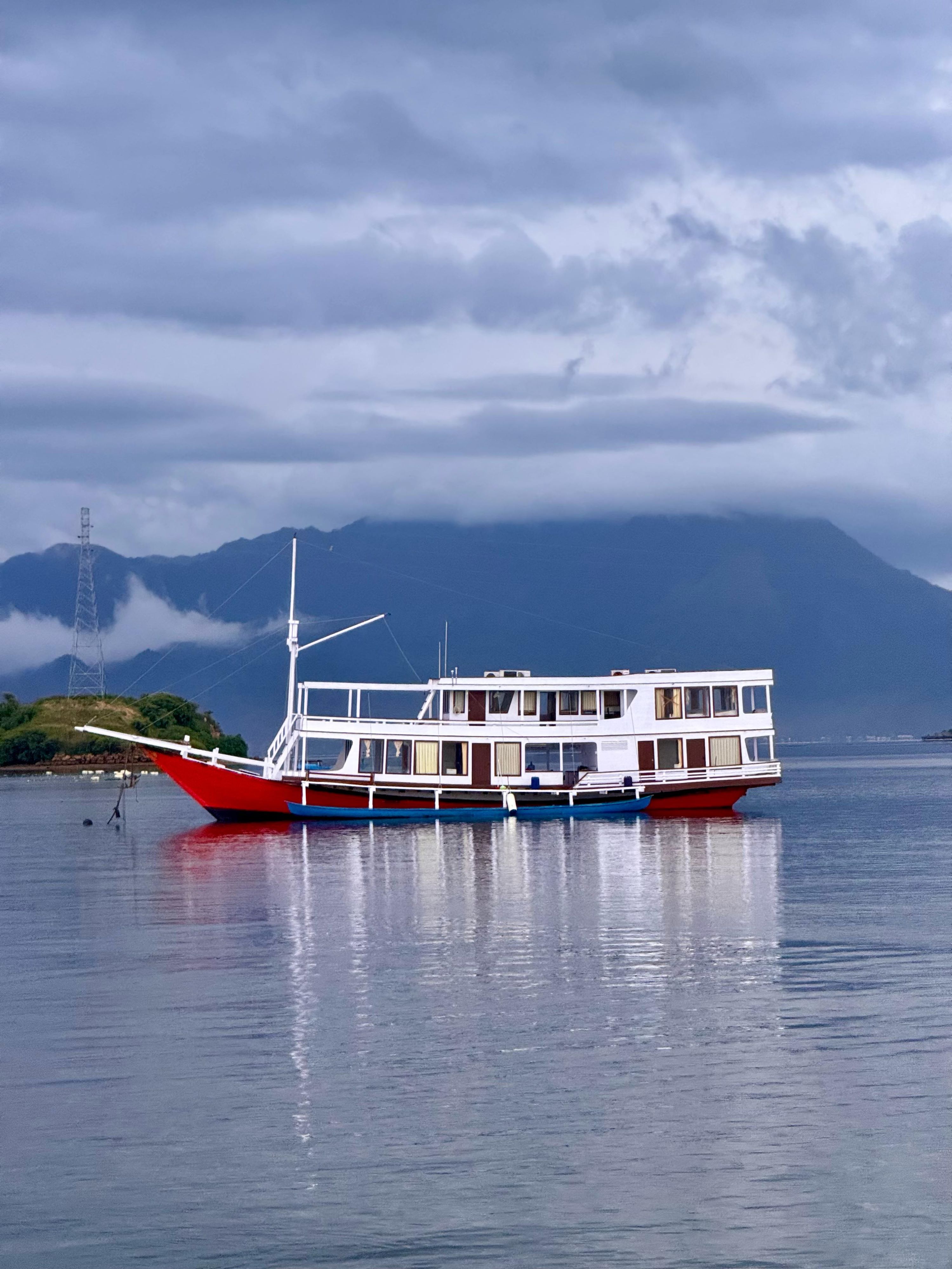 國王西羅克斯號菲尼西帆船科莫多島船宿之旅納閩巴焦