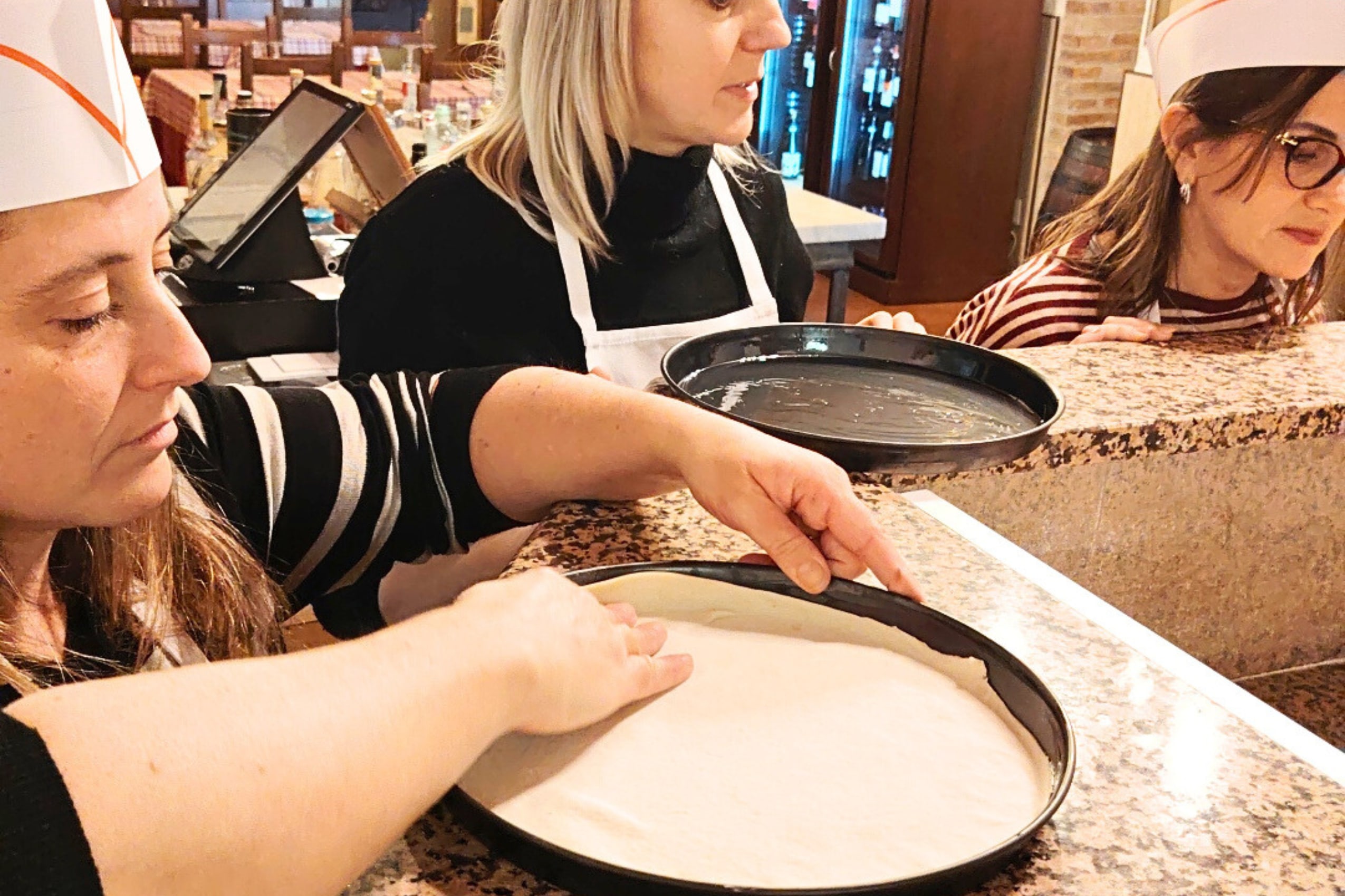 Authentic Roman Pizza Class in Trastevere with walking gelato tour