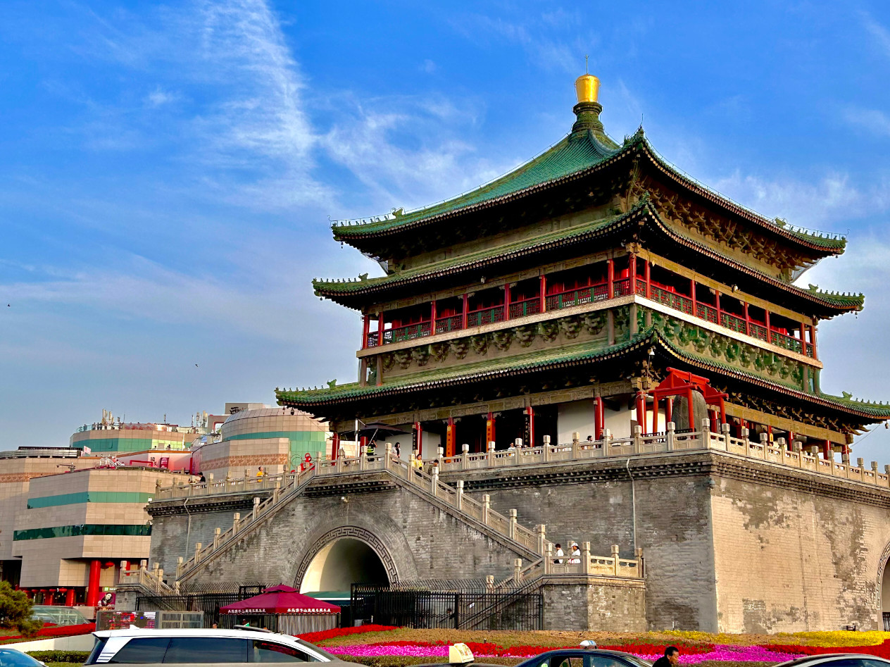 西安鐘樓：古城中心地標，三重飛簷搭配鎏金寶頂，明代古建矗立城市中央，是西安老城的地理與文化核心