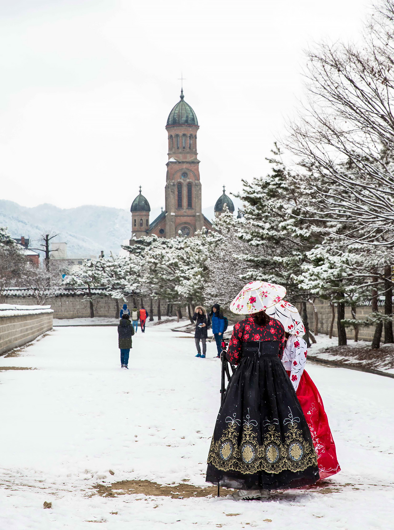 泡一杯熱騰騰的傳統茶,享受一個感覺永恆的冬日。 泡一杯熱騰騰的傳統茶,享受一個感覺永恆的冬日。