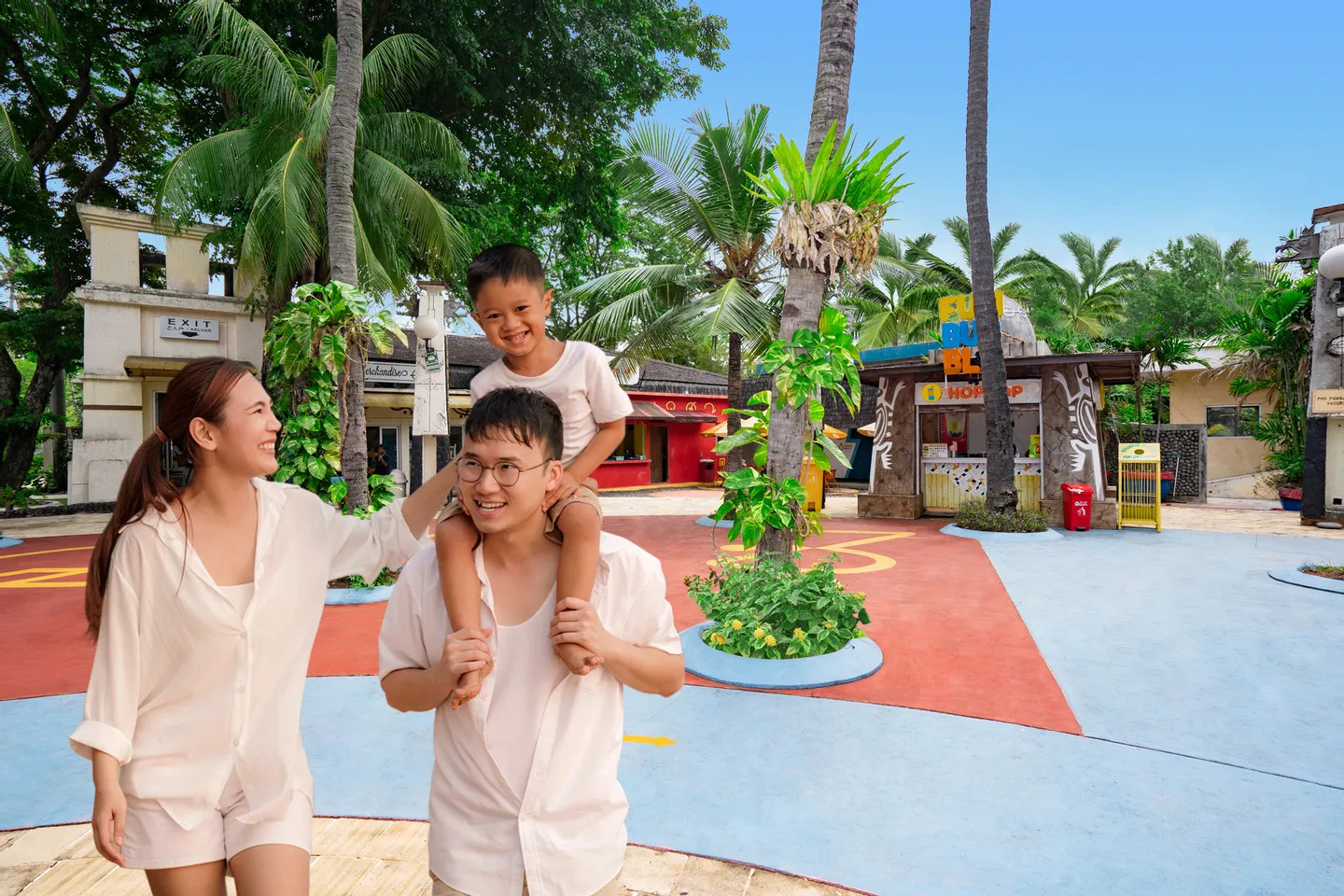 這裡有許多迷你餐廳和美食攤位,供應各式各樣的餐點及小吃 這裡有許多迷你餐廳和美食攤位,供應各式各樣的餐點及小吃