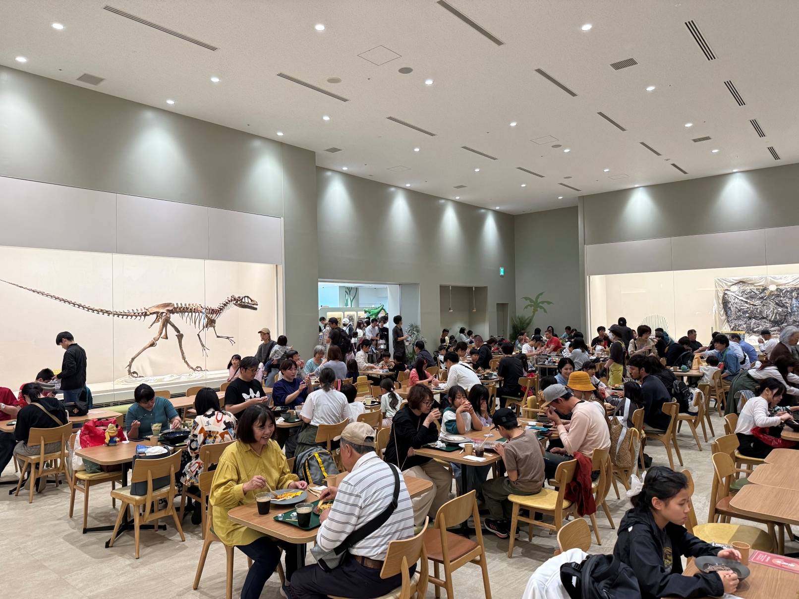 透過多語言觸控螢幕點餐機，輕鬆訂購午餐