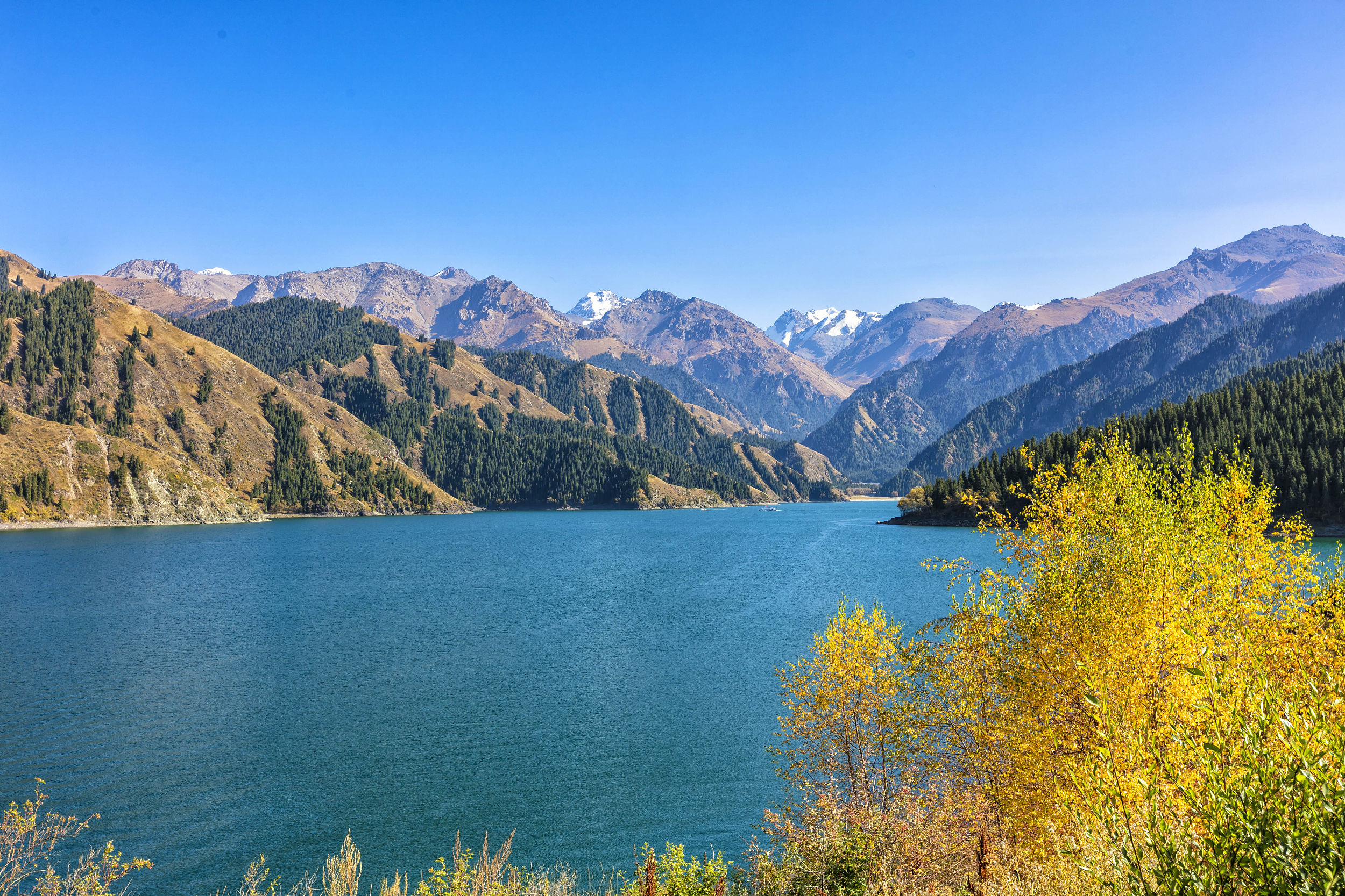 地質奇觀：第四紀冰川形成的高山堰塞湖，湖面海拔1910米，最深105米