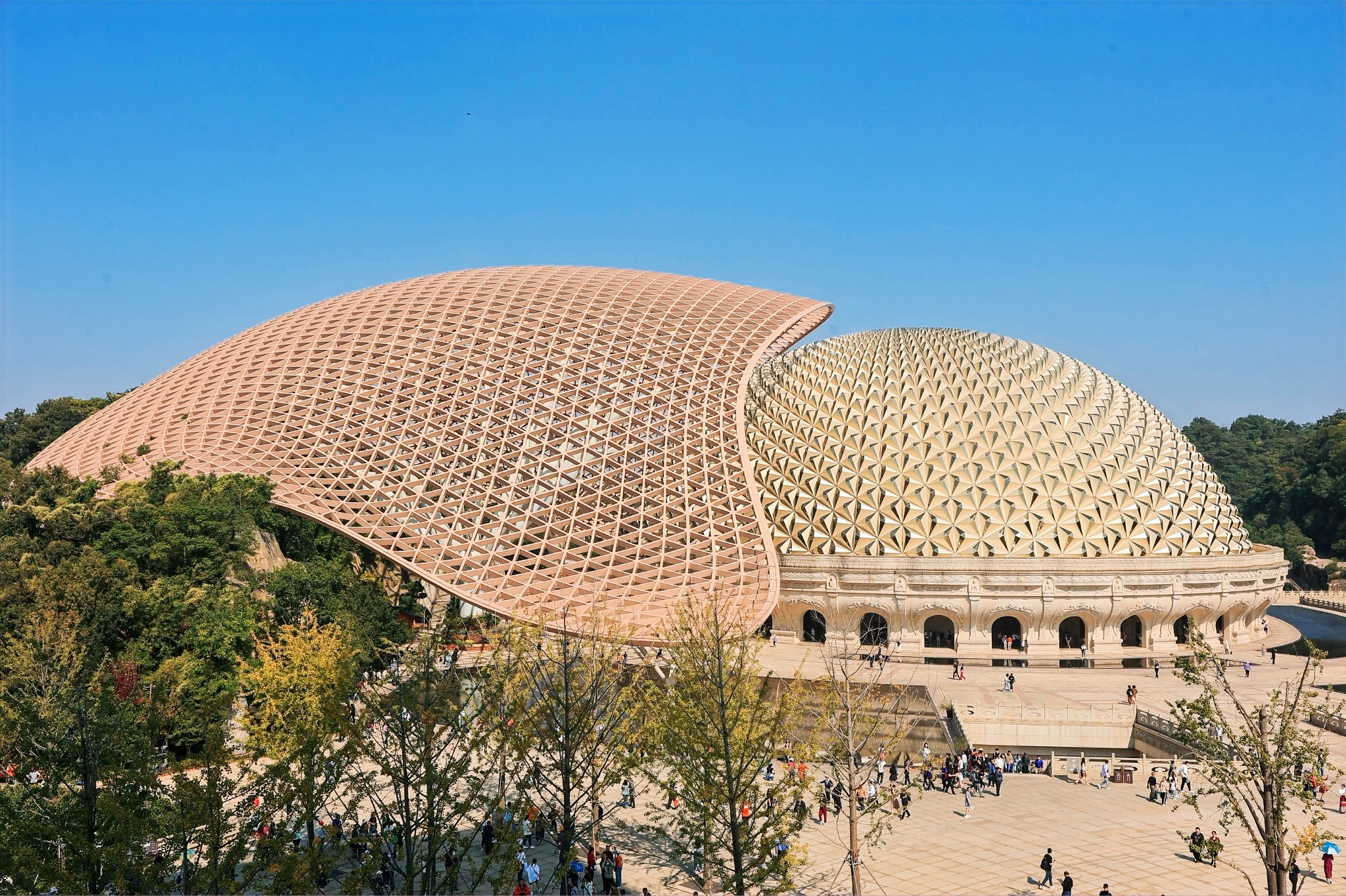 南京牛首山：一座牛首山，半部南京史。步入牛首山佛頂宮，仰望穹頂禪境，瞻仰稀世佛頂骨舍利，在金陵城外遇見一場視覺與心靈的震撼之旅。