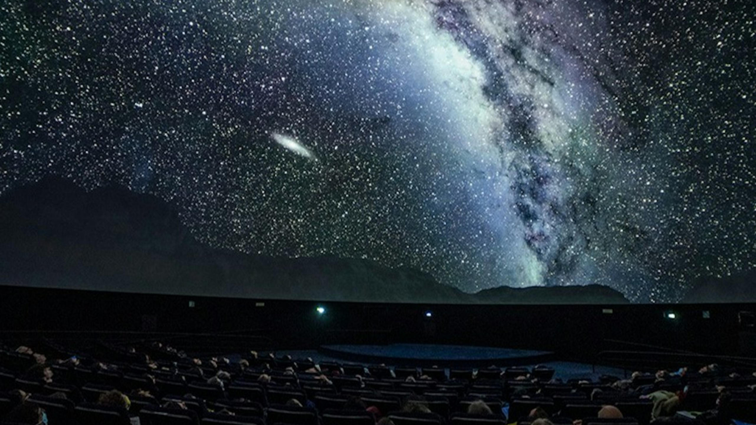 在IMAX球幕影院（the Géode）沉浸於迷人的科學文化和尖端探索之中