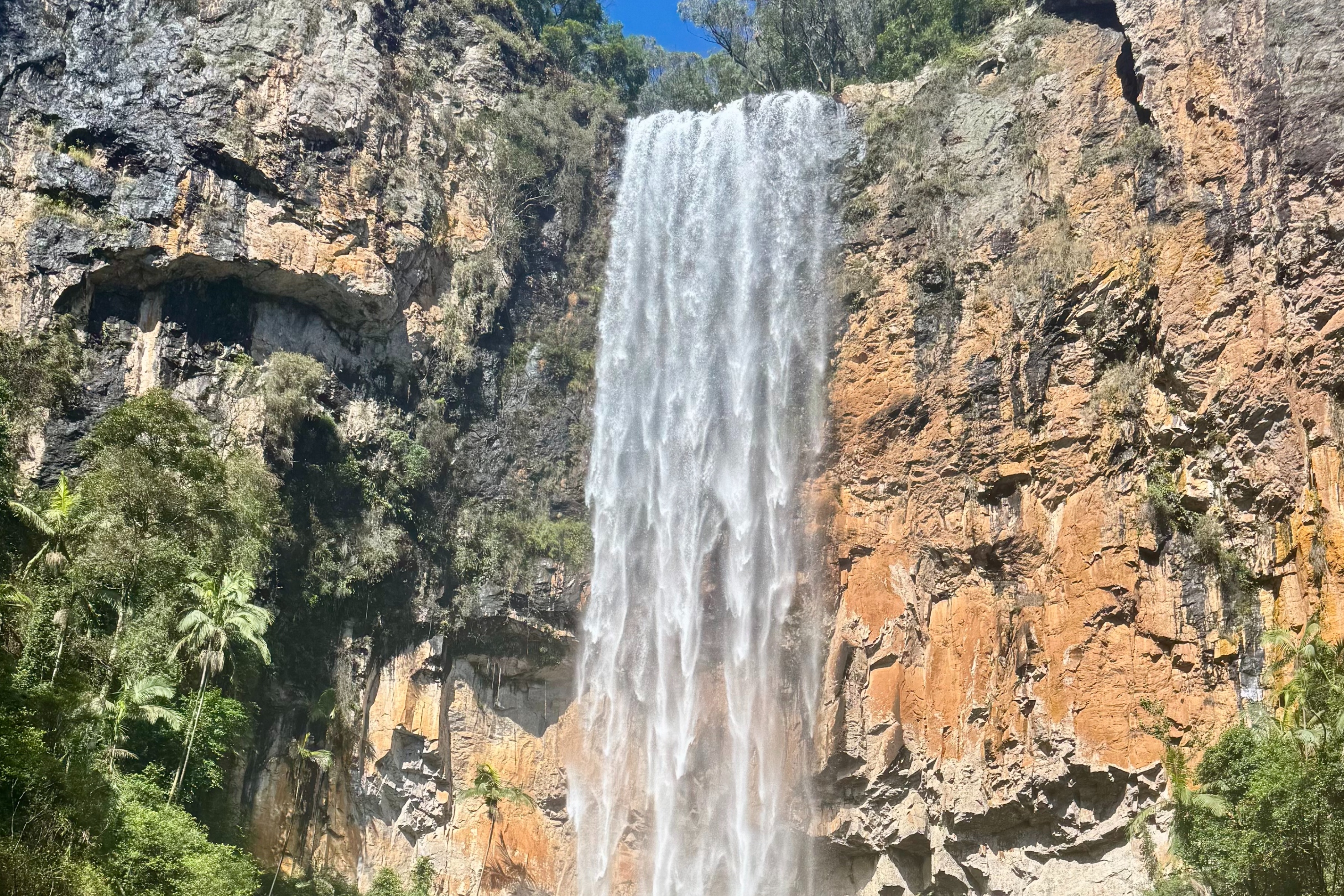 驚歎於珀靈布魯克瀑布在山谷深處的壯麗傾瀉 驚歎於珀靈布魯克瀑布在山谷深處的壯麗傾瀉