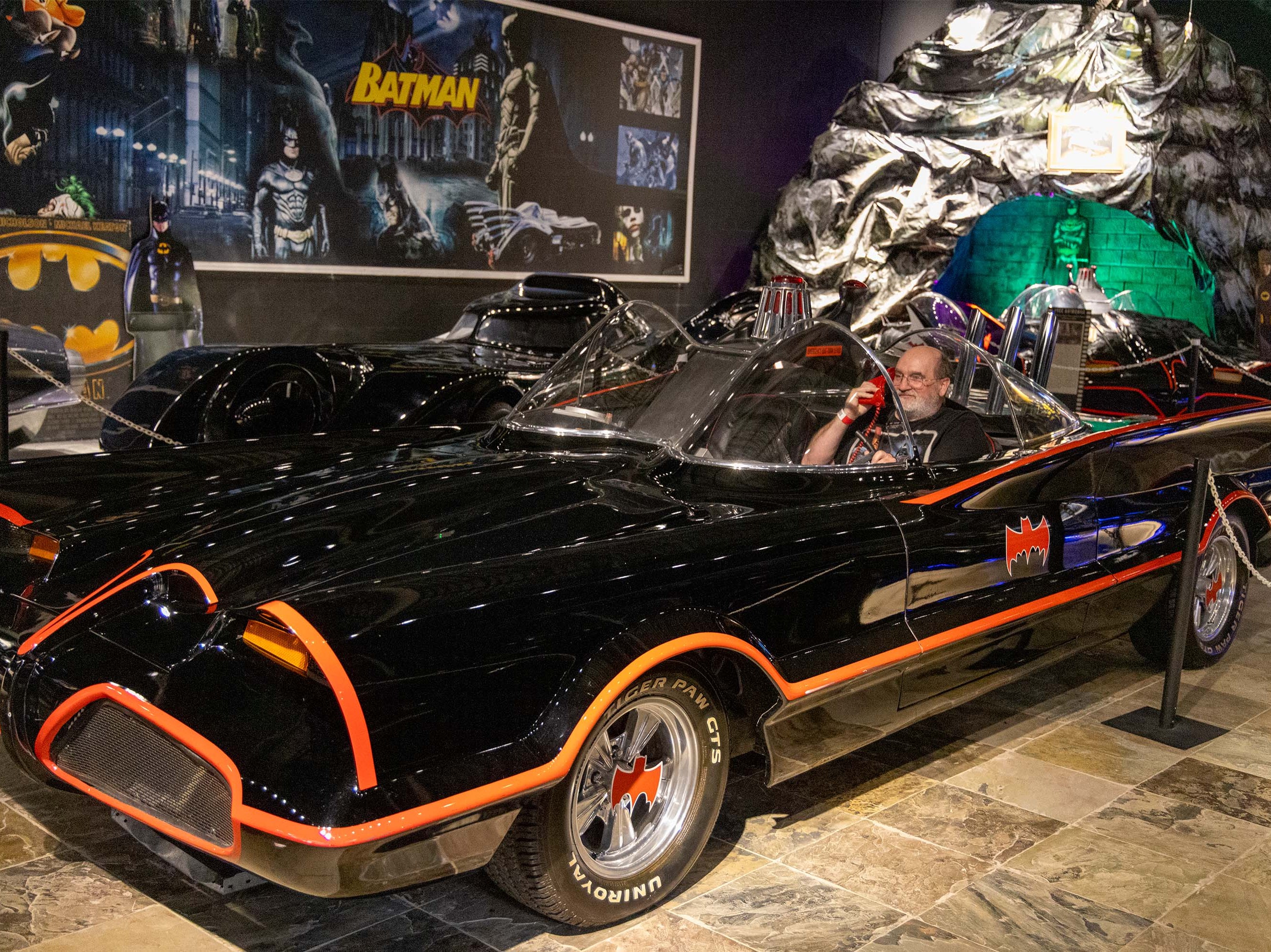 走進傳奇的蝙蝠洞，周圍環繞著著名的打擊犯罪車輛和黑暗氛圍