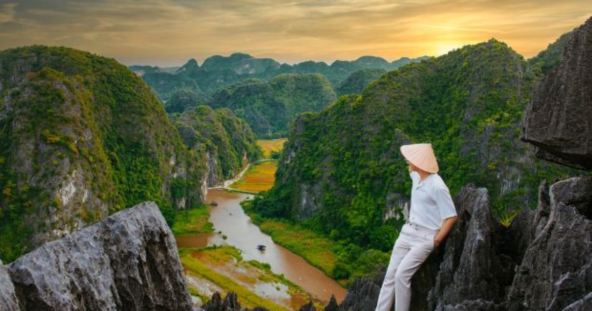 登上「舞洞 (Mua Cave)」的階梯,將三谷 (Tam Coc) 谷地最壯麗的景色盡收眼底。 登上「舞洞 (Mua Cave)」的階梯,將三谷 (Tam Coc) 谷地最壯麗的景色盡收眼底。