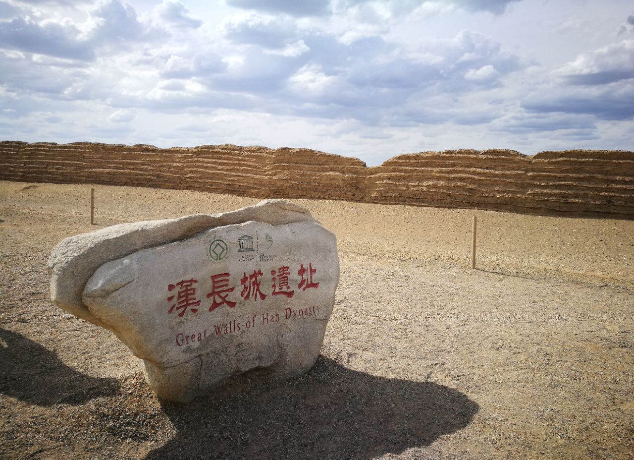 漢長城遺址：敦煌漢長城是西漢軍事防禦工程的傑出代表，以夯土蘆葦構築的牆體在戈壁中綿延起伏。遺址保留著完整的烽燧、戍堡體系，其中當谷燧等遺蹟尤為壯觀。