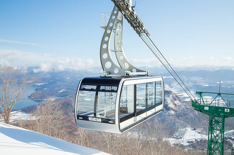 有珠山纜車:乘坐纜車輕鬆登上有珠山,俯瞰洞爺湖與周圍火山的壯麗全景,感受火山地帶的宏偉景觀。 有珠山纜車:乘坐纜車輕鬆登上有珠山,俯瞰洞爺湖與周圍火山的壯麗全景,感受火山地帶的宏偉景觀。