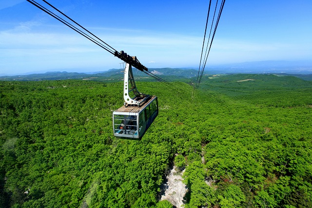 八甲田山纜車（plan1）
八甲田山位於青森市南部，是青森最具代表性的山嶽景觀之一。
這裡四季風景各具魅力：春夏綠意盎然，秋季紅葉遍山，冬季則可欣賞到著名的“樹冰”奇景。天氣晴朗時，還能遠眺周邊壯麗山景，是感受日本東北自然風光的熱門景點之一。