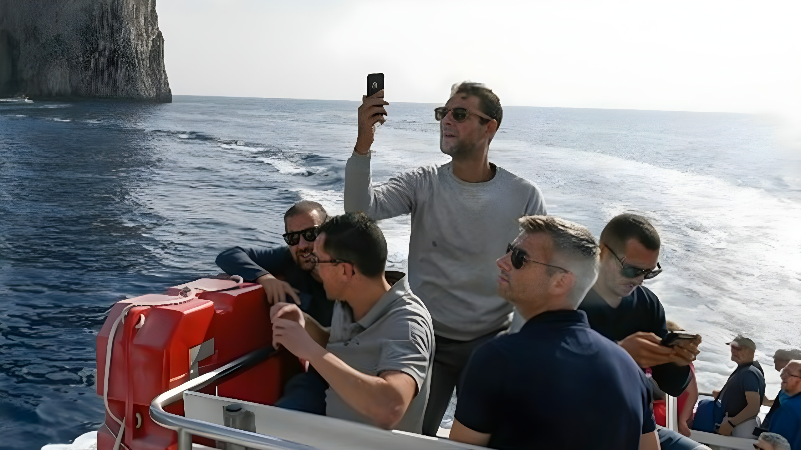 以迷人的卡普里海岸線為完美背景，在海上捕捉美好回憶