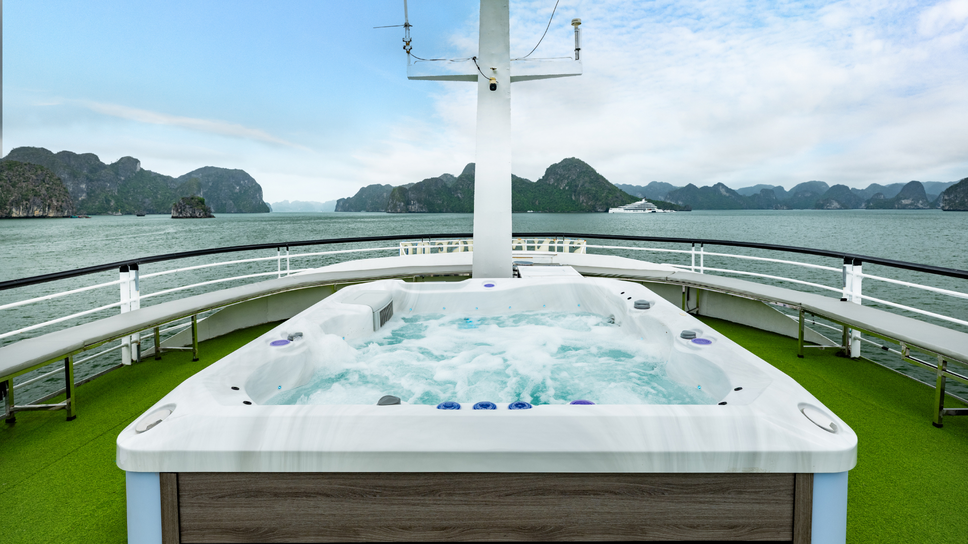 在頂層甲板的按摩浴缸或我們的休息區放鬆身心。 在頂層甲板的按摩浴缸或我們的休息區放鬆身心。