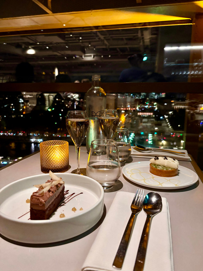 在優雅的餐桌服務中享用高級法式小酒館美食