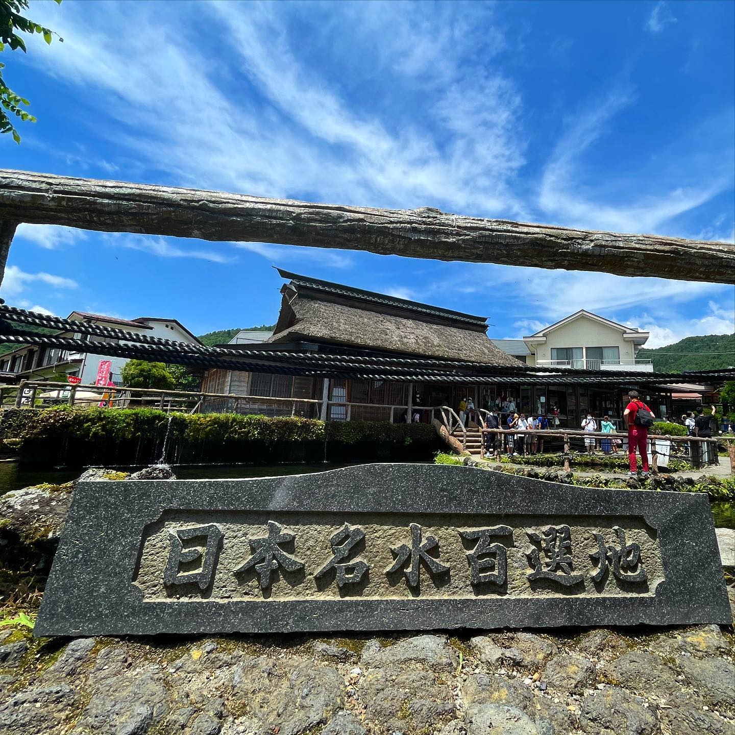 "Explore the eight secret springs at the foot of Mount Fuji, where the clear spring water reflects the thousand-year-old thatched cottages, a paradise on earth that heals the body and mind."