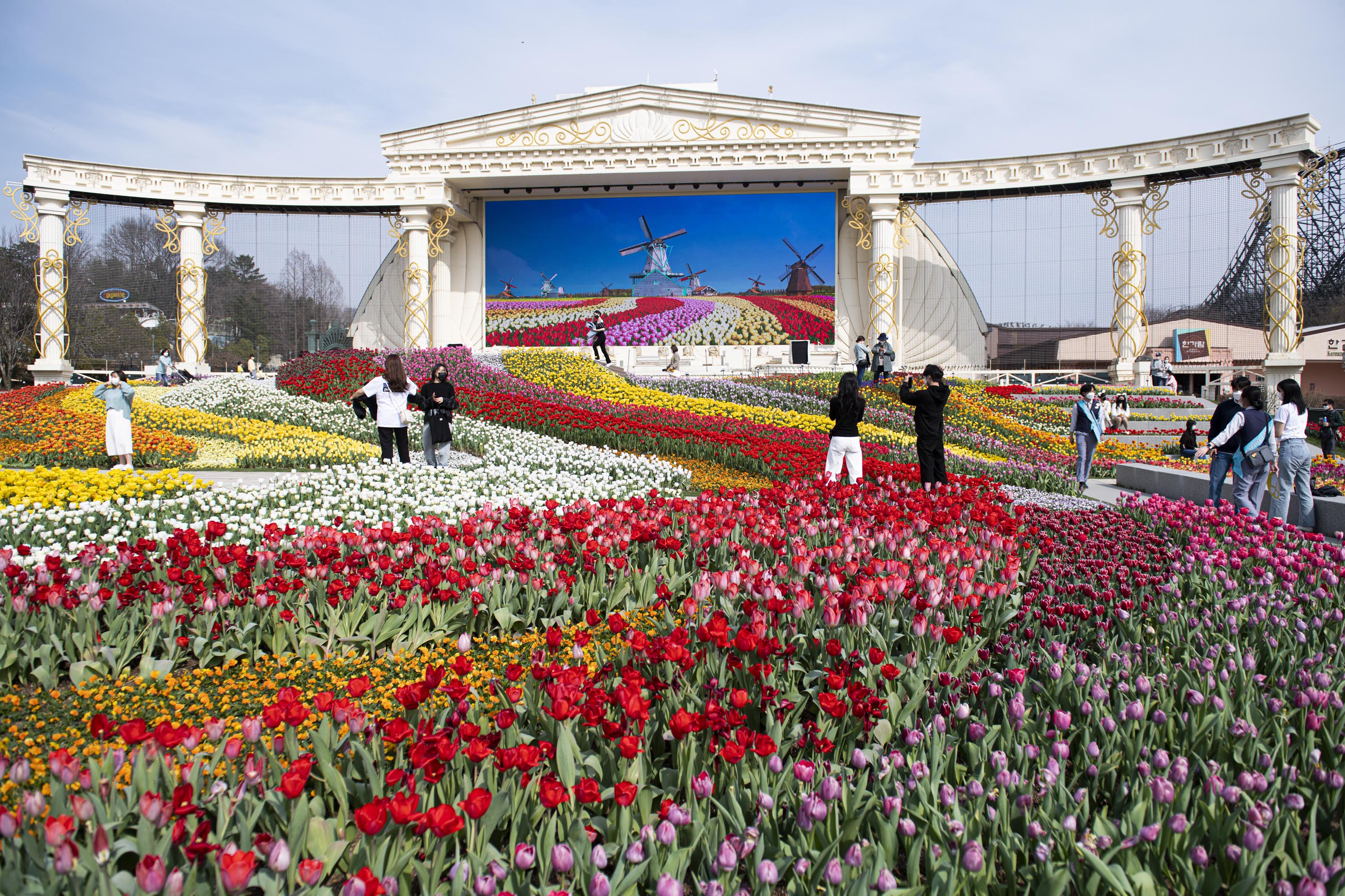 Everland is a large theme park in South Korea, offering thrilling rides, beautiful gardens, and exciting parades. It's a popular destination for families, featuring both adventurous attractions and seasonal festivals.