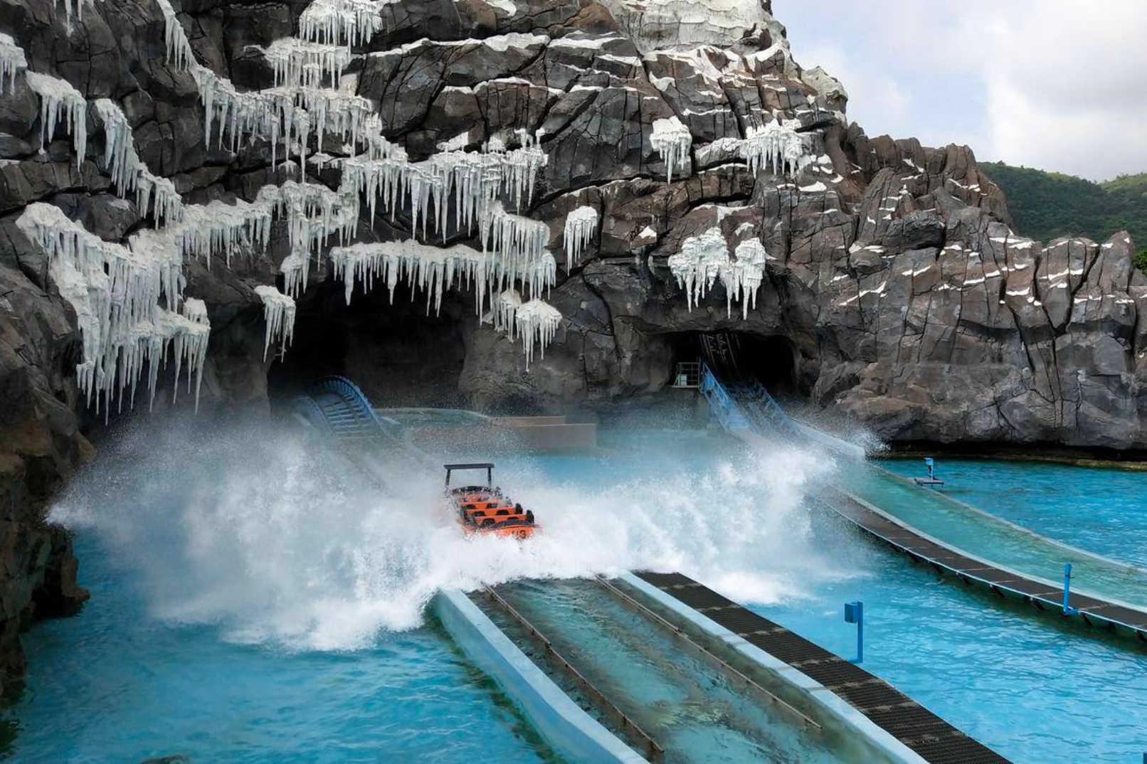 冰山過山車
乘坐冰山過山車,深入北極冰川,探訪雪域中的北極熊村莊,在跨越冰山頂峰之時體驗瞬間急劇下滑,盤山高速轉彎,水中破冰滑浪的奇特旅程。 冰山過山車
乘坐冰山過山車,深入北極冰川,探訪雪域中的北極熊村莊,在跨越冰山頂峰之時體驗瞬間急劇下滑,盤山高速轉彎,水中破冰滑浪的奇特旅程。