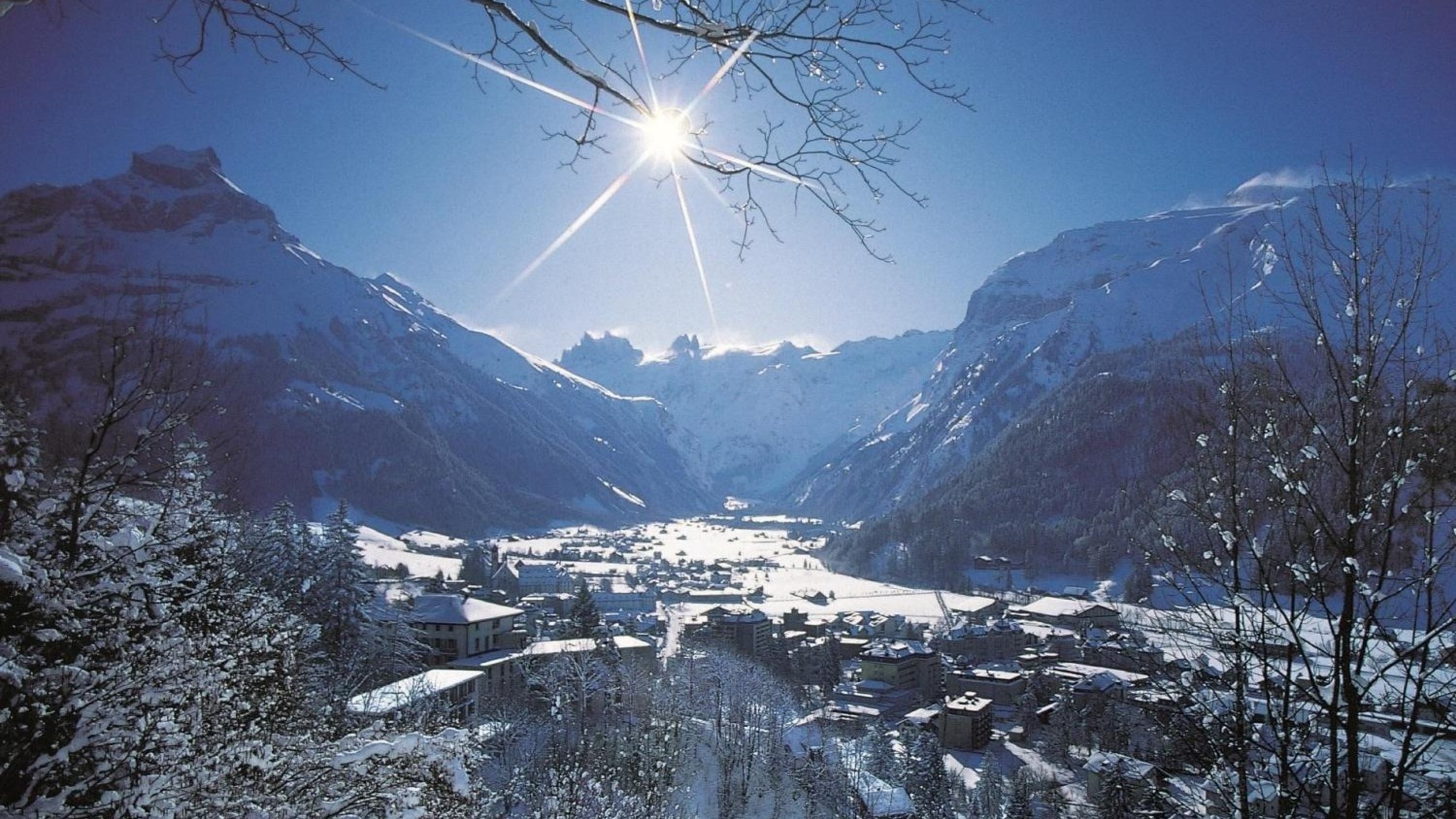 英格堡的冬日魔法，白雪皚皚的山峰和舒適的鄉村氛圍，共同營造出一次難忘的山間之旅