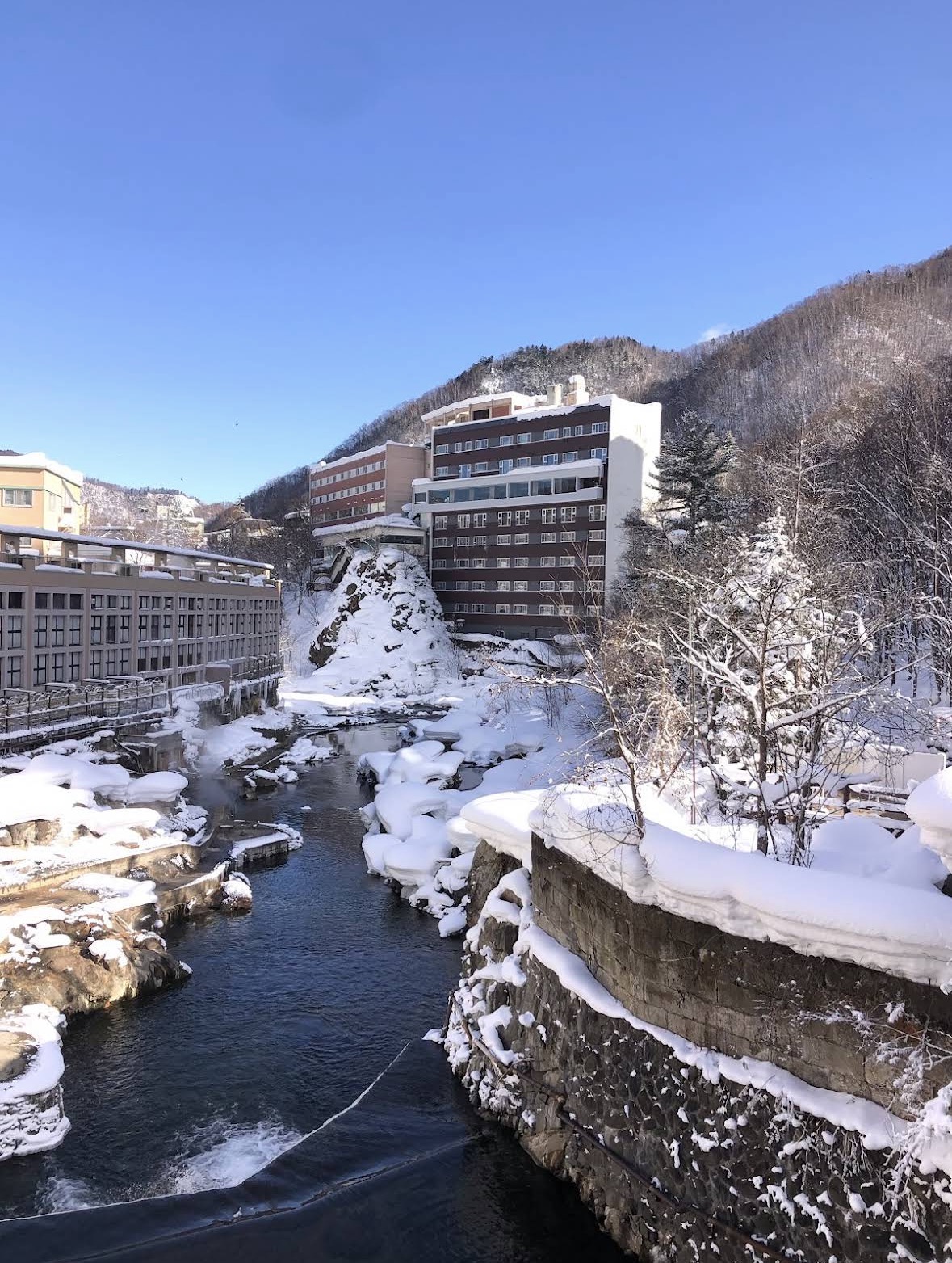 冰雪與溪流交織,形成北海道特有的冬景。 冰雪與溪流交織,形成北海道特有的冬景。