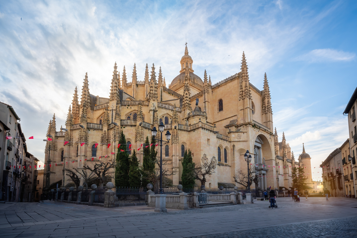 探索塞戈維亞 (Segovia) 和阿維拉 (Ávila) 的永恆奇蹟：從馬德里 (Madrid) 出發