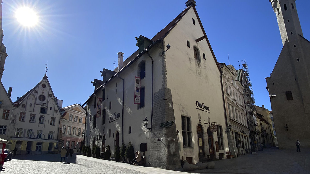 除了關於我們國家的驚奇事實，您還會收到當地專家的推薦，幫助您繼續自行探索塔林。