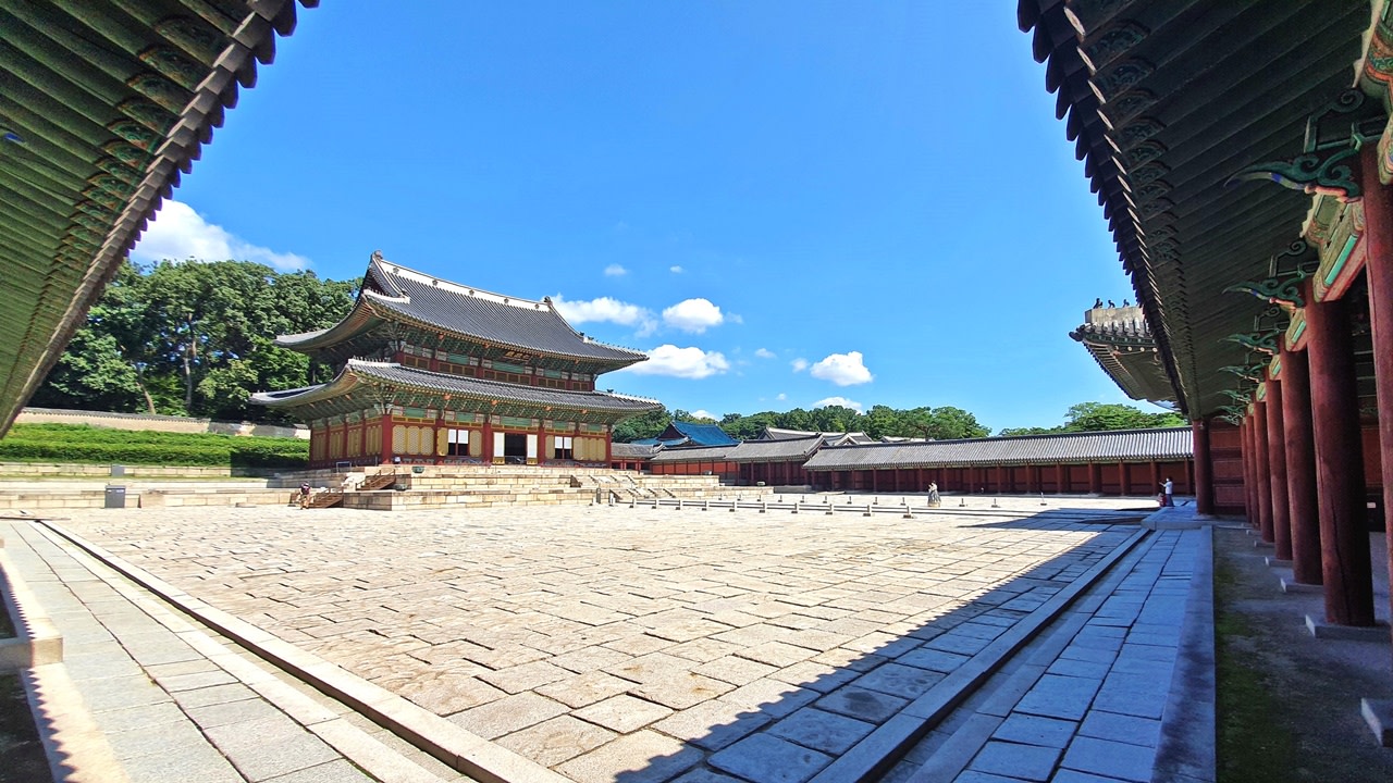 昌德宮
昌德宮於1997年被聯合國教科文組織列為世界遺產，最初建於1405年，作為景福宮（主要皇家住所）的副宮。從光海君（1571–1641年，朝鮮王朝第15位君主）統治時期開始，它作為主要的政府所在地和皇家住所約270年。

佔地總面積達135,000平方公尺的廣闊宮殿，擁有13座宮殿建築，而後苑（Huwon）——