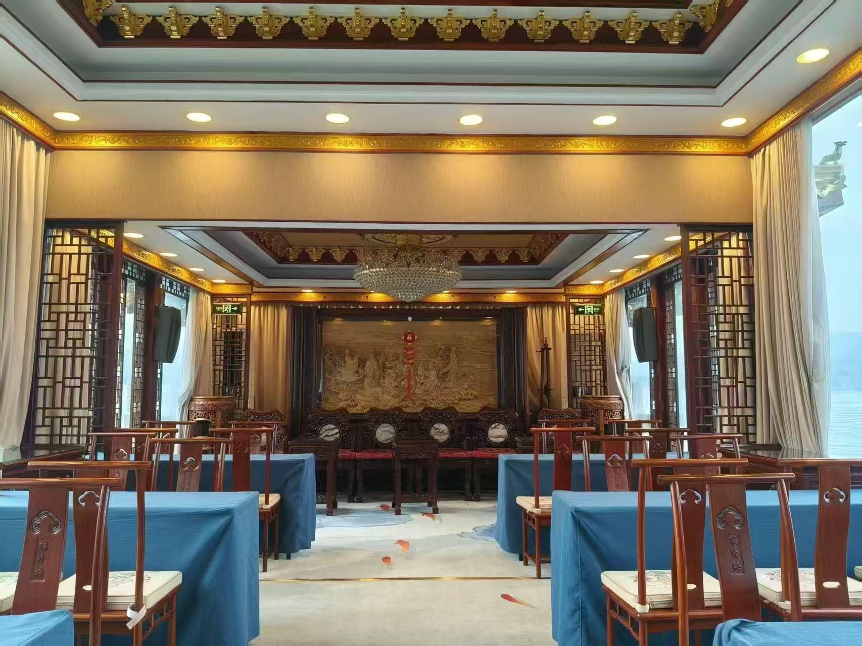 走進畫舫,彷彿步入另一時空。雕花窗欞外湖光山色如流動的畫,船內古樂悠揚,瞬間遠離塵囂,獨享一方古典寧靜。 走進畫舫,彷彿步入另一時空。雕花窗欞外湖光山色如流動的畫,船內古樂悠揚,瞬間遠離塵囂,獨享一方古典寧靜。