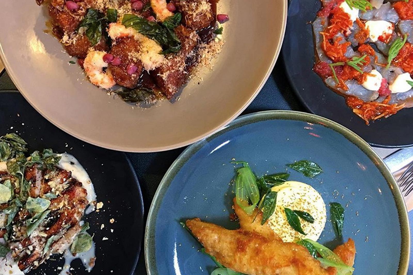 多種美味精緻主菜午餐選擇，搭配您自選的葡萄酒（或其他飲品）。