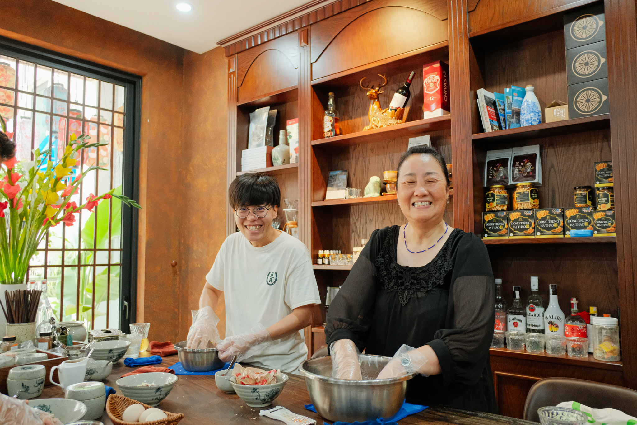 與當地人共餐：傳統餐點、市場導覽 & 免費品酒