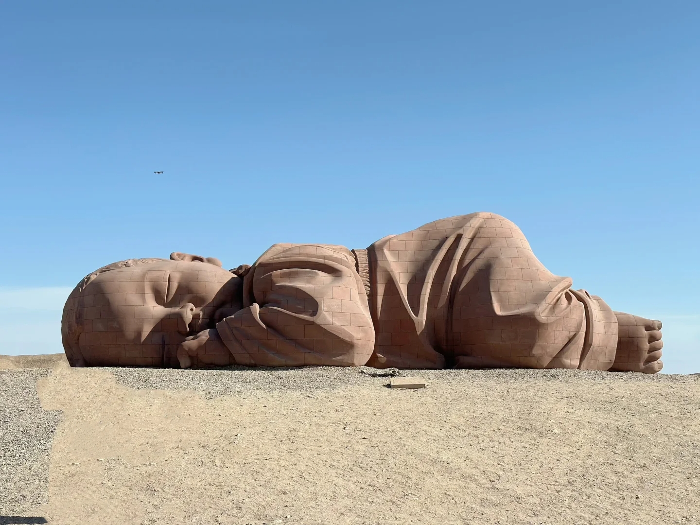 下午,前往瓜州戈壁灘,參觀【大地之子】,大約四點到達。一望無際的戈壁灘上,”巨型嬰兒“在這裡酣然入睡。從它的神情中,可以看到初生嬰兒對母親的天然眷戀與信任。在這裡,你將一點點被震撼,一點點被融化。 下午,前往瓜州戈壁灘,參觀【大地之子】,大約四點到達。一望無際的戈壁灘上,”巨型嬰兒“在這裡酣然入睡。從它的神情中,可以看到初生嬰兒對母親的天然眷戀與信任。在這裡,你將一點點被震撼,一點點被融化。