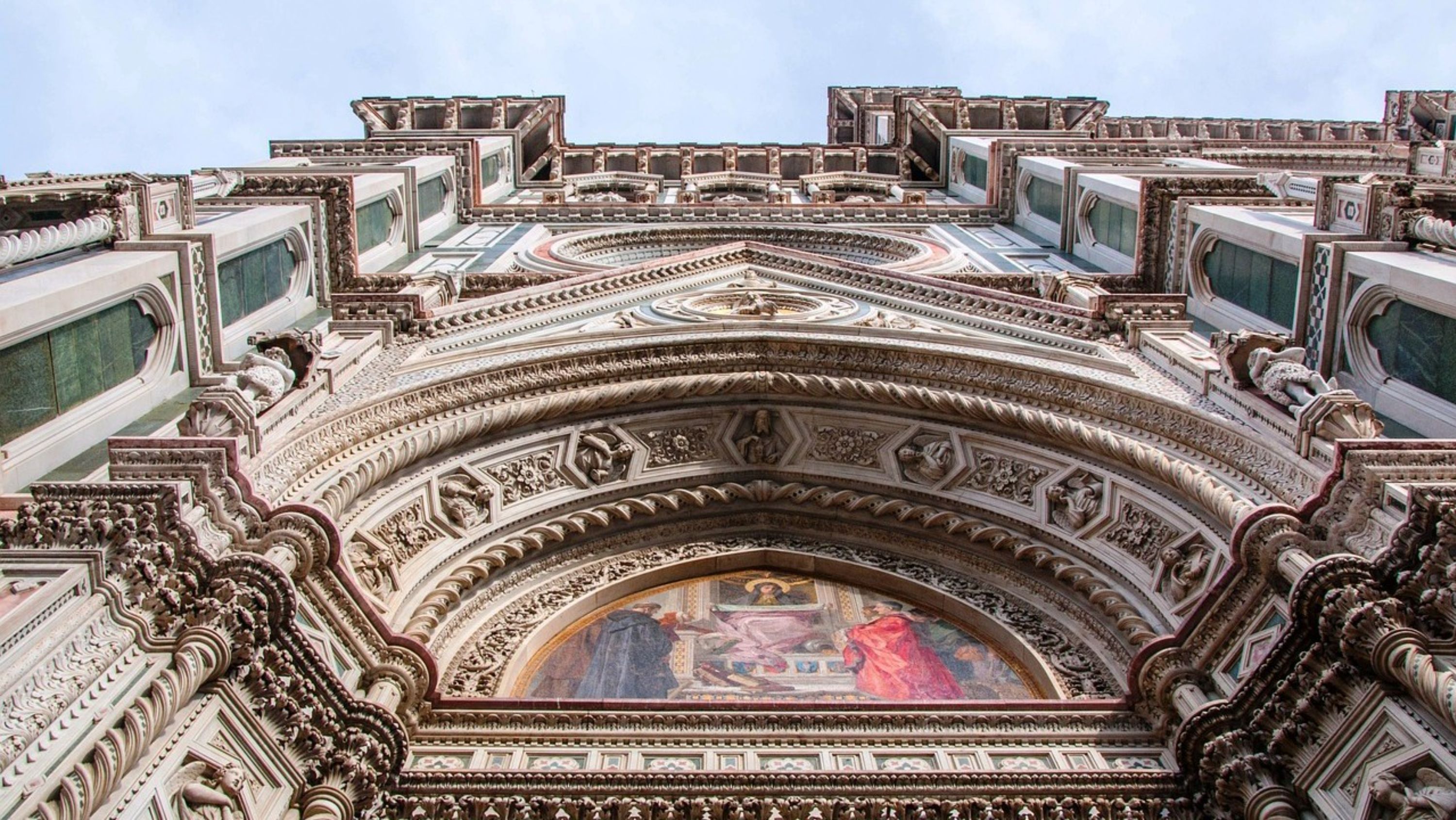 細看大教堂華麗的大理石外牆，其特色是哥德式拱門和色彩繽紛的石材設計