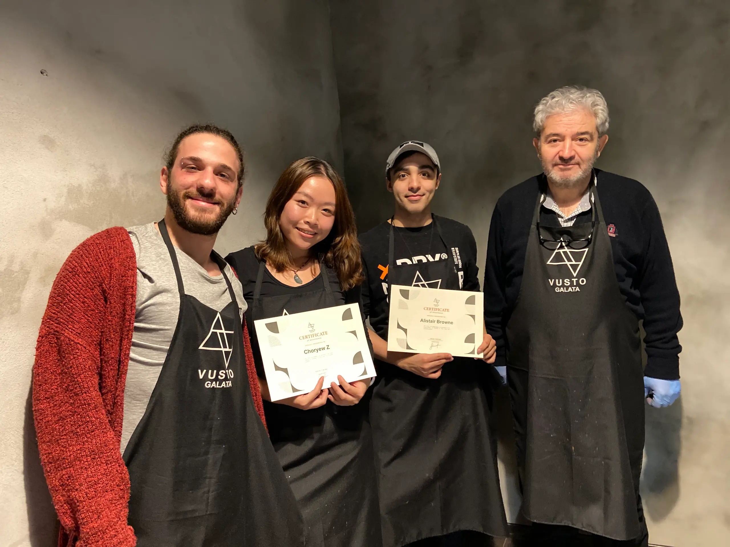 工作坊結束後,您將帶著證書和藝術作品離開。 工作坊結束後,您將帶著證書和藝術作品離開。