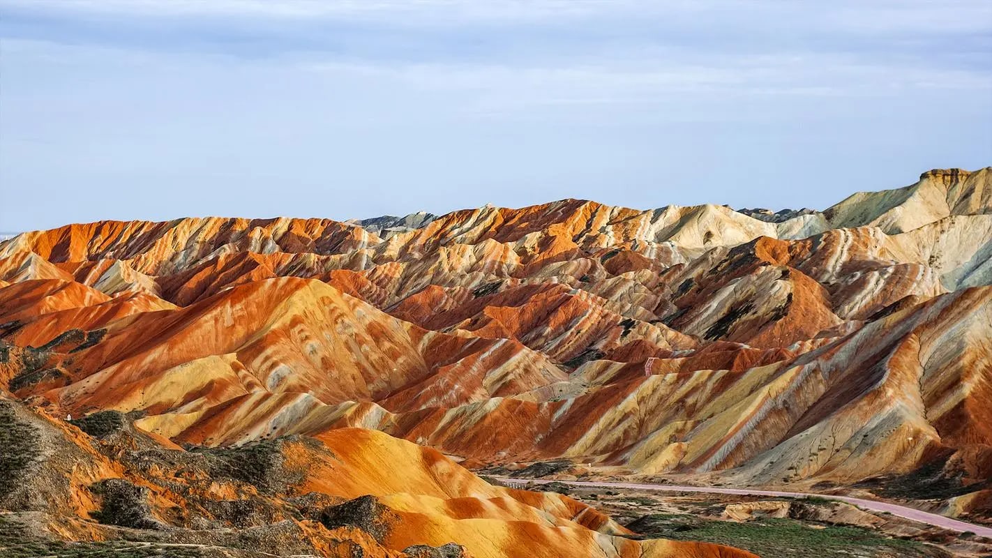 這是蘭州水墨丹霞,堪稱自然締造的視覺奇觀。連綿起伏的山巒被大自然以斑斕色彩精心暈染,橙、黃、赤、褐等色調如油畫般層層堆疊,在陽光下璀璨奪目。陡峭的巖壁佈滿褶皺與溝壑,記錄著歲月雕琢的痕跡。其規模之宏大、色彩之絢麗、造型之奇特世所罕見,不僅是地質研究的天然寶庫,更以磅礴氣勢成為攝影與旅行愛好者心馳神往的絕美聖地。 這是蘭州水墨丹霞,堪稱自然締造的視覺奇觀。連綿起伏的山巒被大自然以斑斕色彩精心暈染,橙、黃、赤、褐等色調如油畫般層層堆疊,在陽光下璀璨奪目。陡峭的巖壁佈滿褶皺與溝壑,記錄著歲月雕琢的痕跡。其規模之宏大、色彩之絢麗、造型之奇特世所罕見,不僅是地質研究的天然寶庫,更以磅礴氣勢成為攝影與旅行愛好者心馳神往的絕美聖地。
