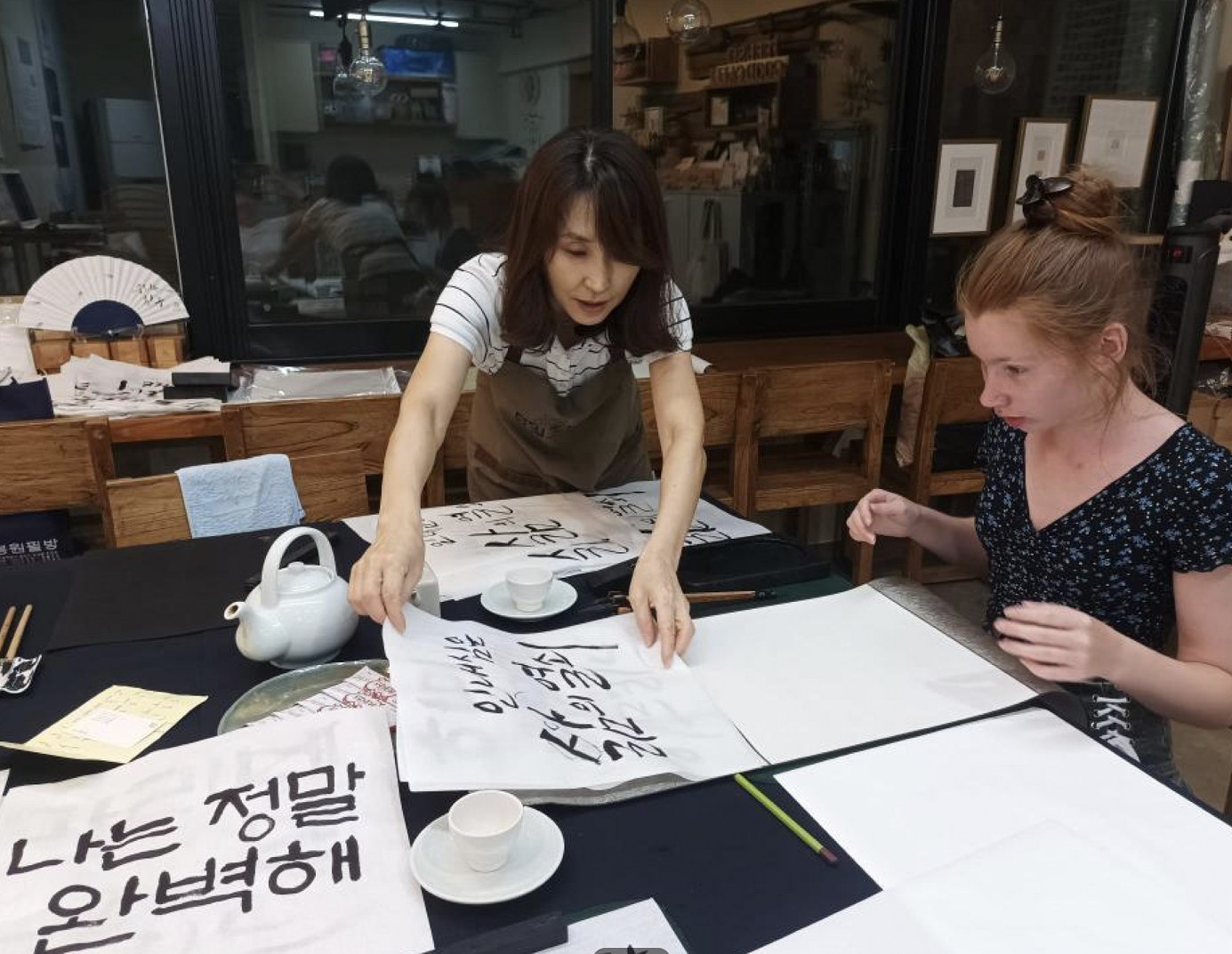 在首爾仁寺洞製作專屬書法捲軸