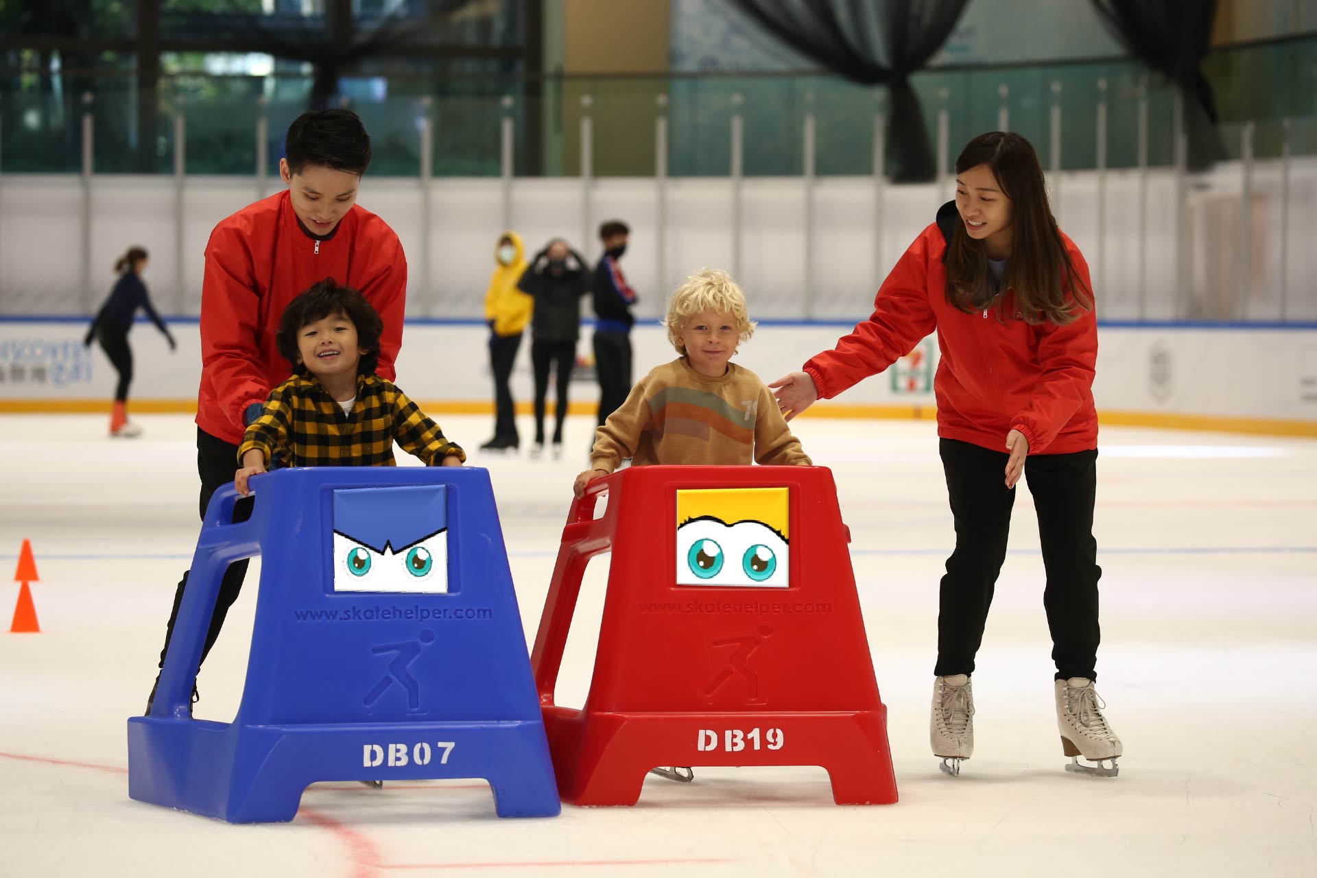 Taught by professional coaches, you can easily learn how to balance on ice and simple skating skills.