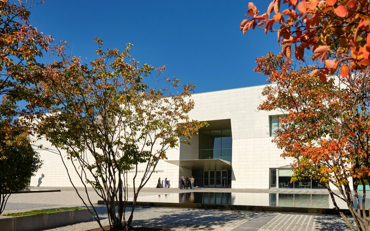 在湛藍的天空與現代建築的襯托下,欣賞秋日如火般絢爛的色彩。 在湛藍的天空與現代建築的襯托下,欣賞秋日如火般絢爛的色彩。