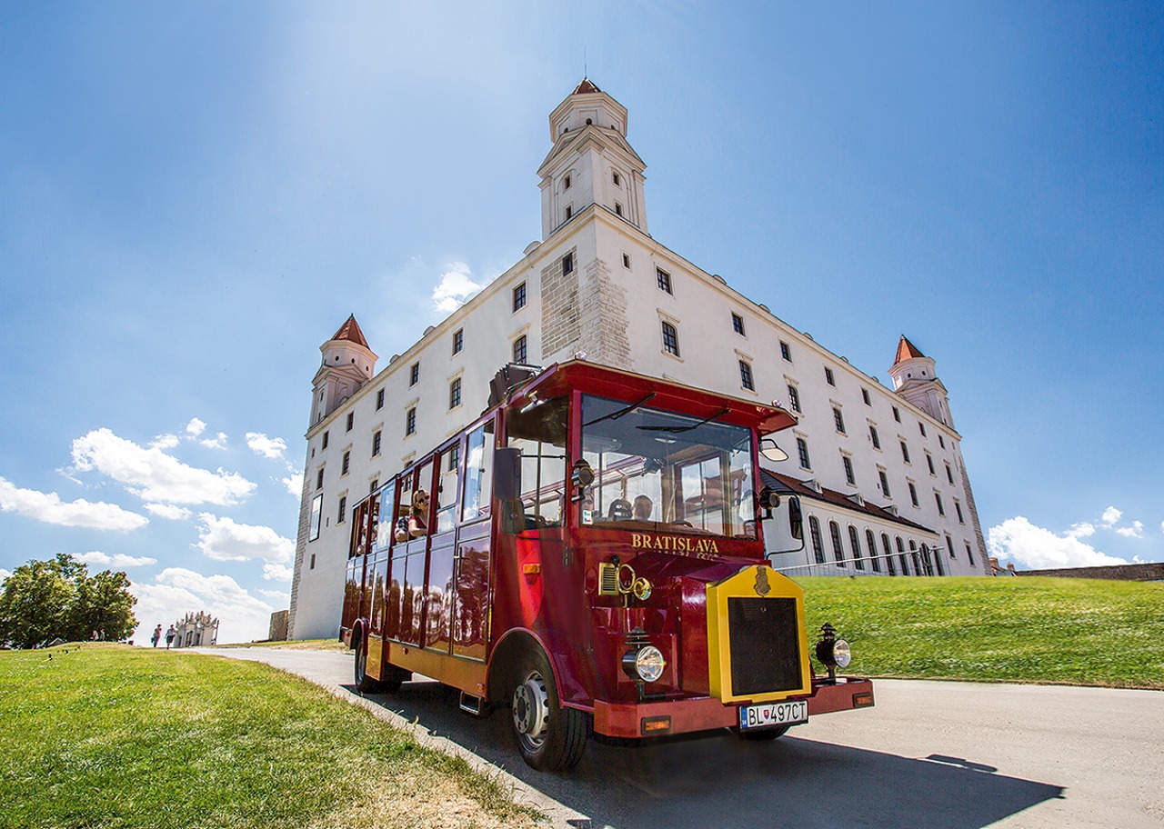 Big Castle Tour in Bratislava by Presporacik Sightseeing Vehicle