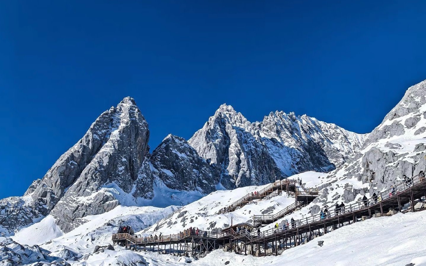 One-day private car tour of Jade Dragon Snow Mountain and Baisha Ancient Town in Lijiang, Yunnan