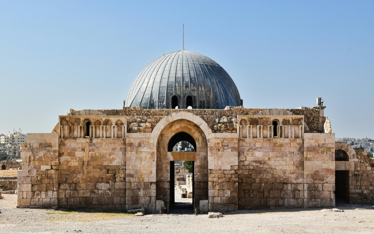 在約旦的天空下，帝國曾在此匯聚，歷史的丰碑依然巍然聳立。