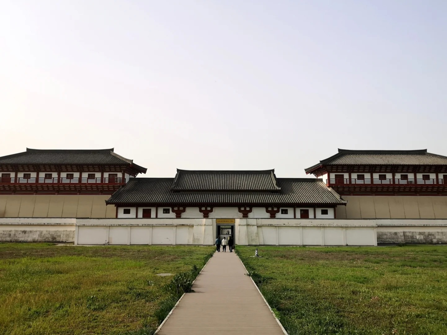 咸陽漢陽陵南闕門遺址的仿漢建築，對稱的樓閣式結構還原了漢代皇家陵園的恢弘氣勢