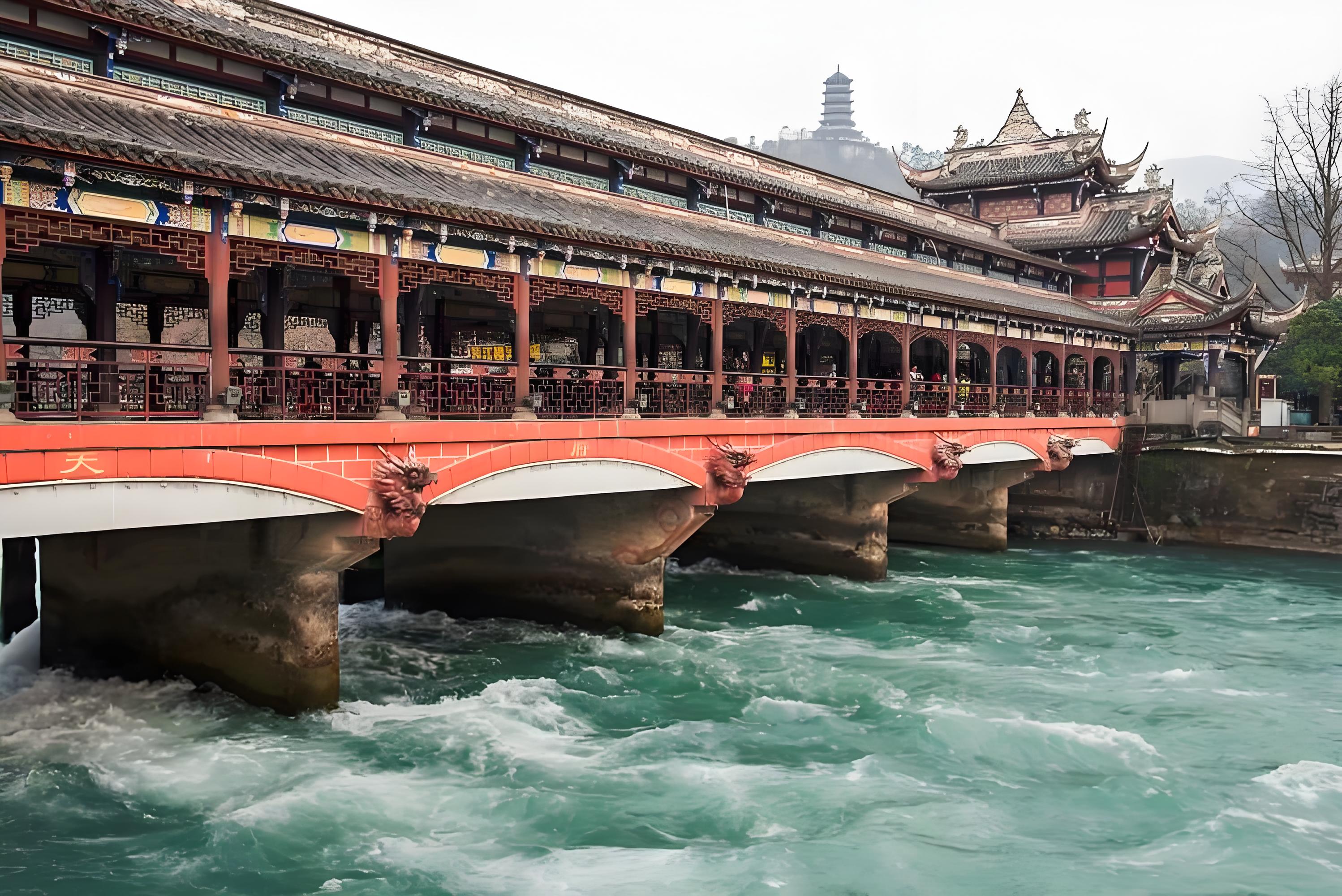 都江堰南橋橫跨岷江內江，是一座融合了彩繪、雕樑與民間工藝藝術的古韻廊橋，素有“水上畫樓”之美稱。