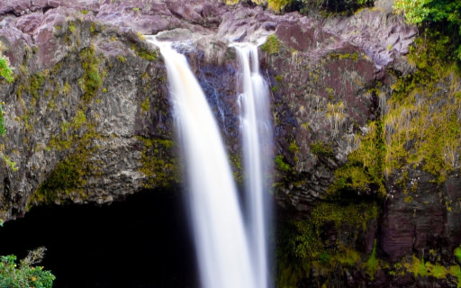 瀑布奔騰而下的水流，切割著長滿青苔的古老岩石。