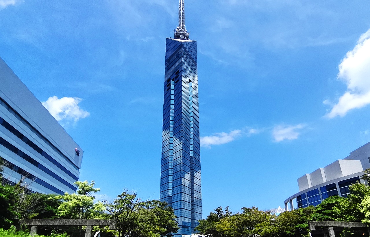 日本最高的海濱塔,高234米,塔身鑲嵌8000片玻璃。123米觀景臺可360度俯瞰福岡市景與博多灣,櫻花季時改往福岡城跡與舞鶴公園欣賞千株櫻花與古城交融的景色。 日本最高的海濱塔,高234米,塔身鑲嵌8000片玻璃。123米觀景臺可360度俯瞰福岡市景與博多灣,櫻花季時改往福岡城跡與舞鶴公園欣賞千株櫻花與古城交融的景色。