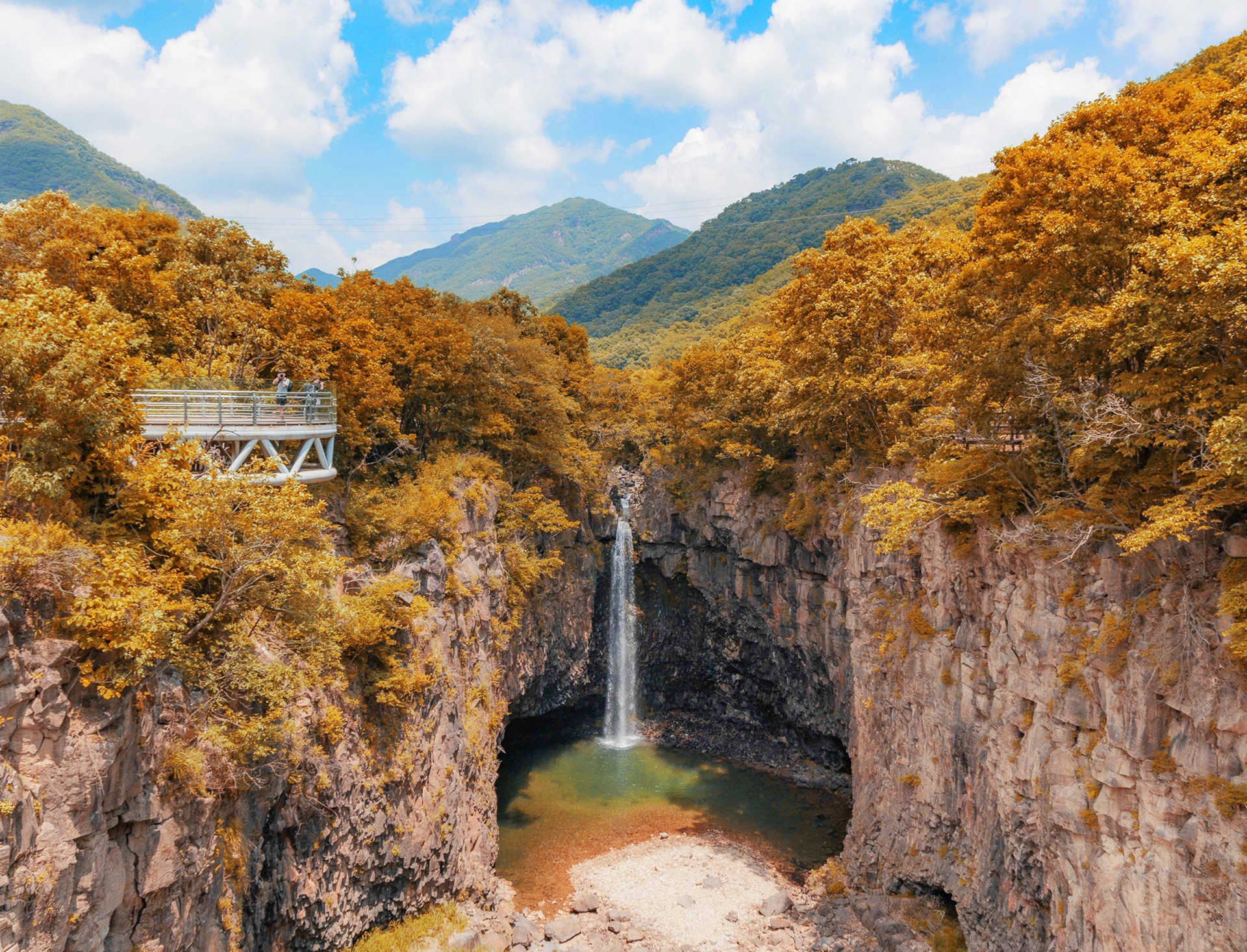 秋季時節,瀑布在染上紅、金色澤的峭壁間輕柔流淌,潺潺水流與繽紛落葉交織成一幅寧靜又浪漫的絕美景致。 秋季時節,瀑布在染上紅、金色澤的峭壁間輕柔流淌,潺潺水流與繽紛落葉交織成一幅寧靜又浪漫的絕美景致。