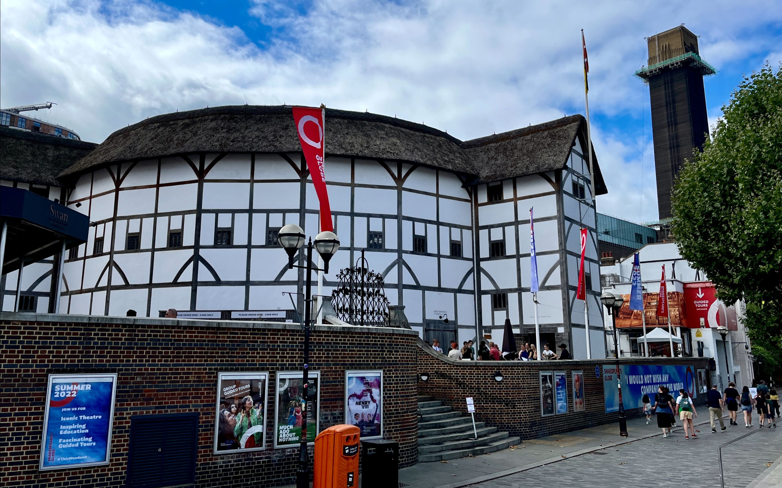 途經莎士比亞環球劇場，感受其歷史魅力和充滿氛圍的河畔風光